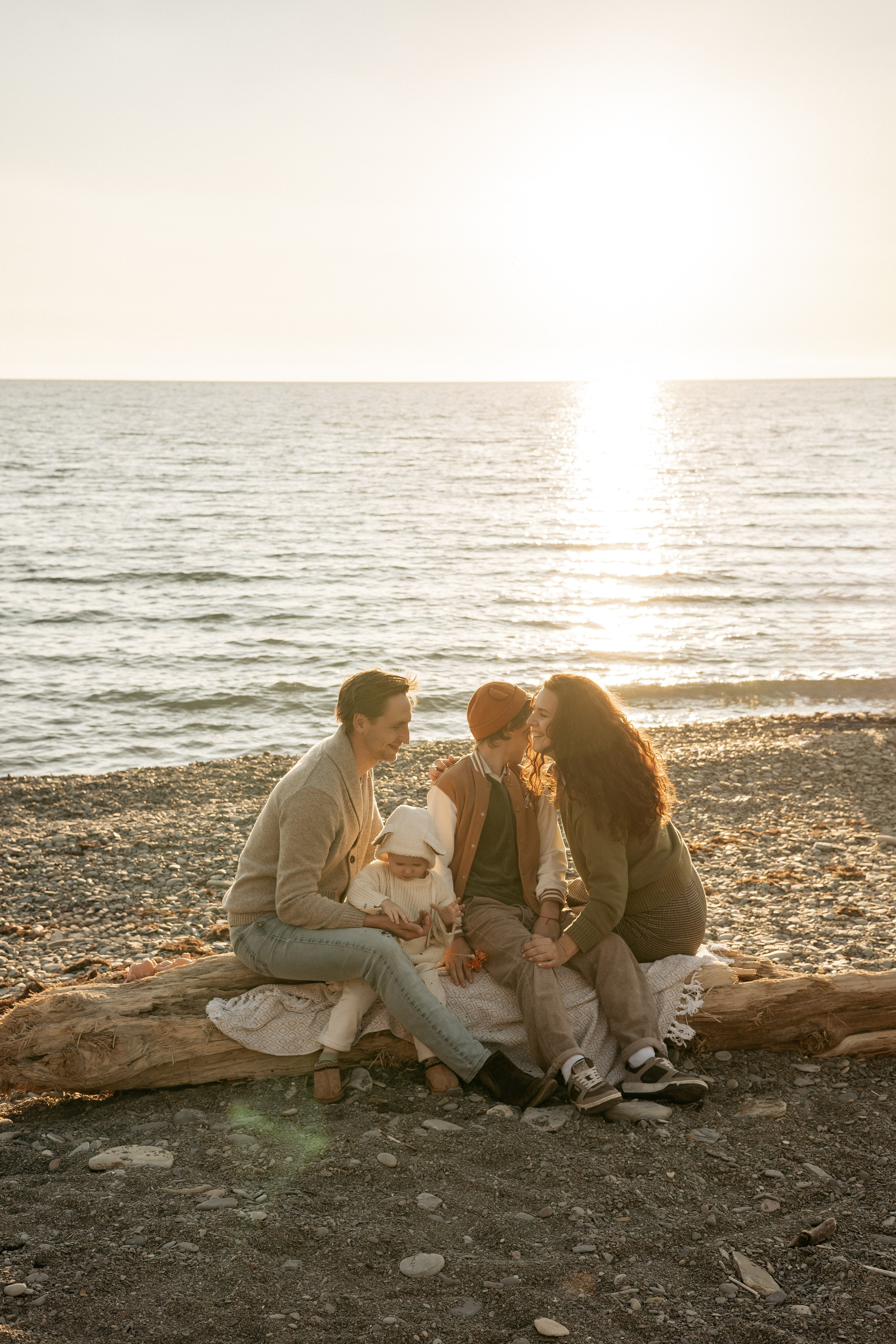 Нежные моменты между родителями и детьми.