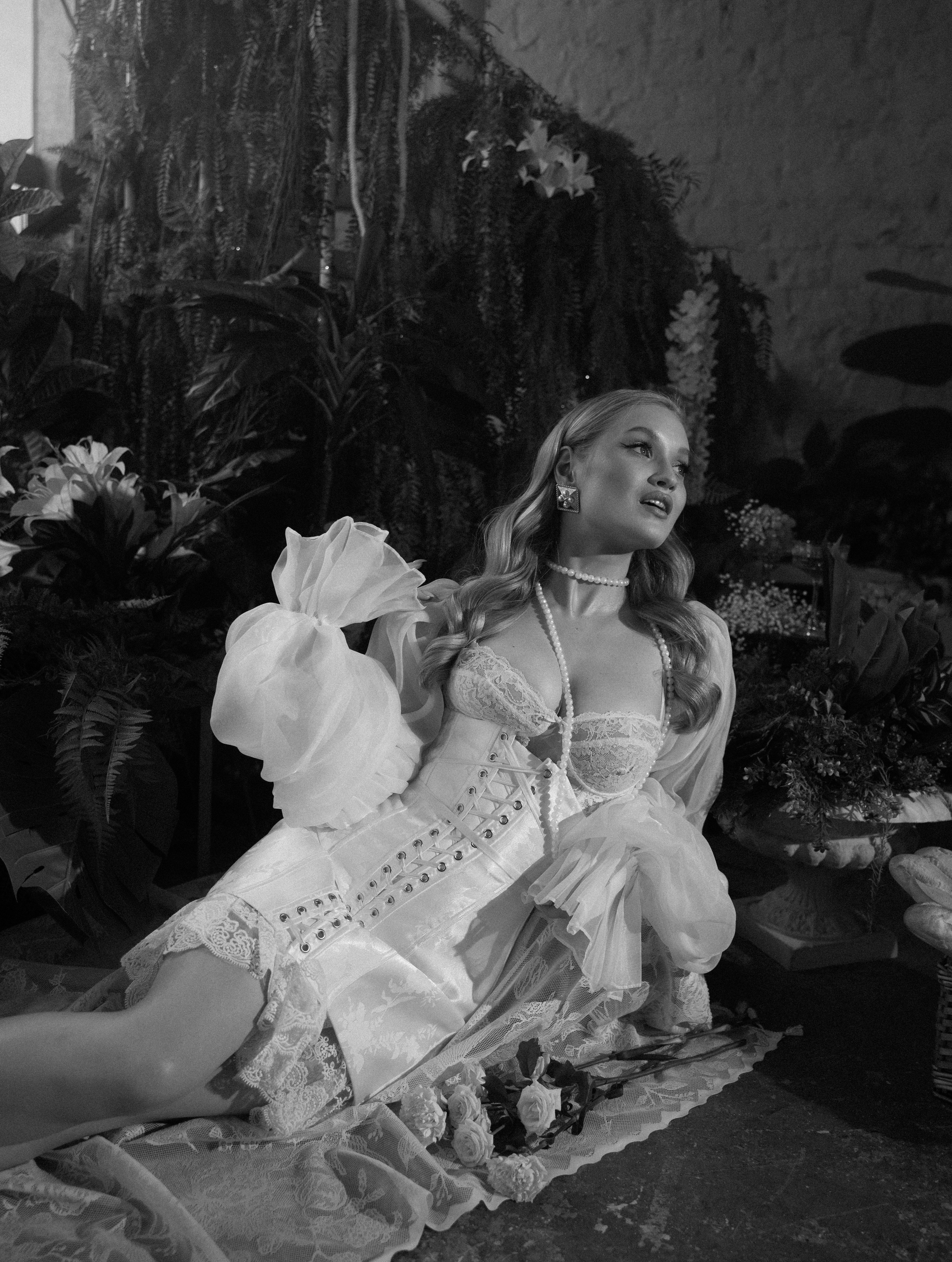 Невеста на пикнике в замке