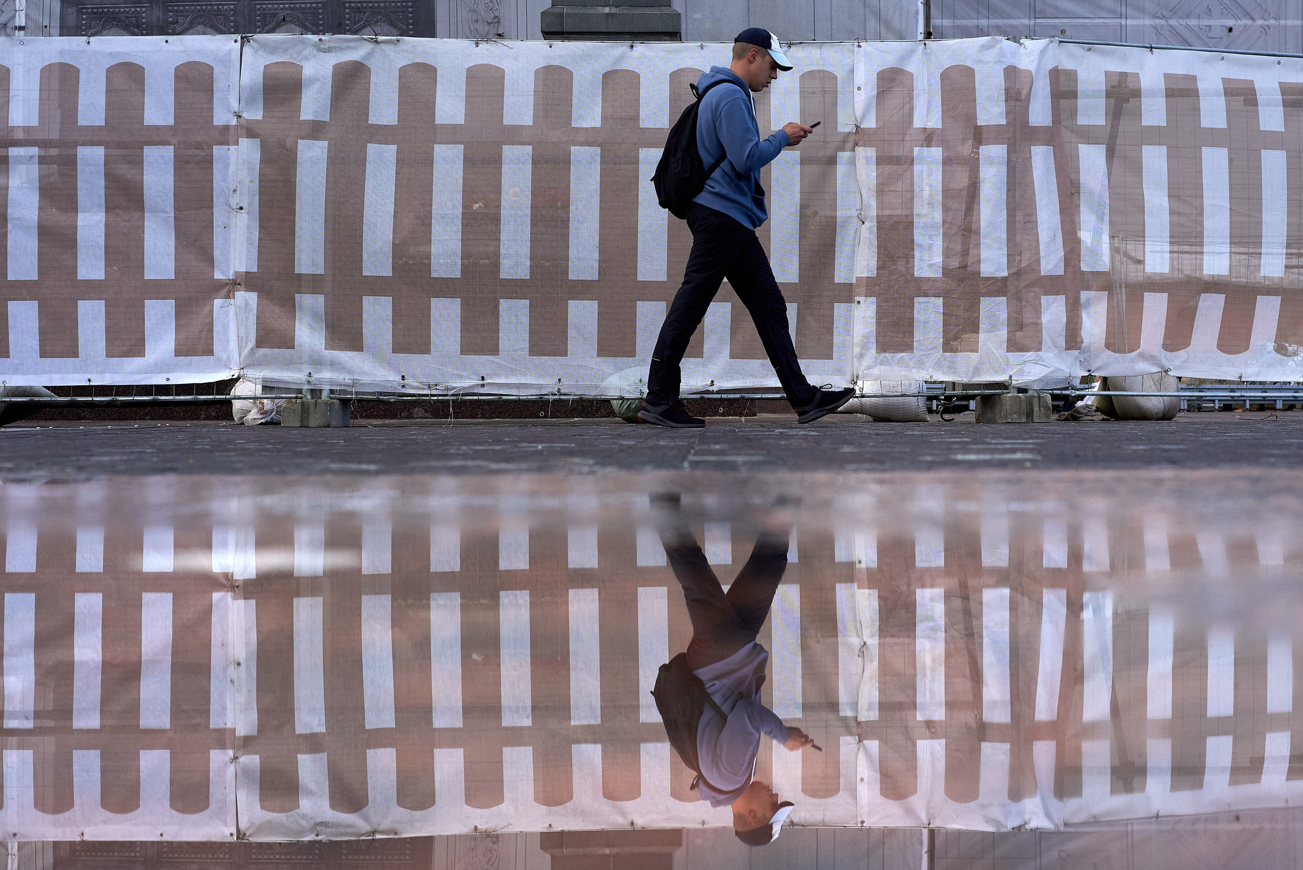 Москвичи после дождя преодолевают лужи, Ливневки в Москве, последствие стихии. фотограф Александр Гладкий.