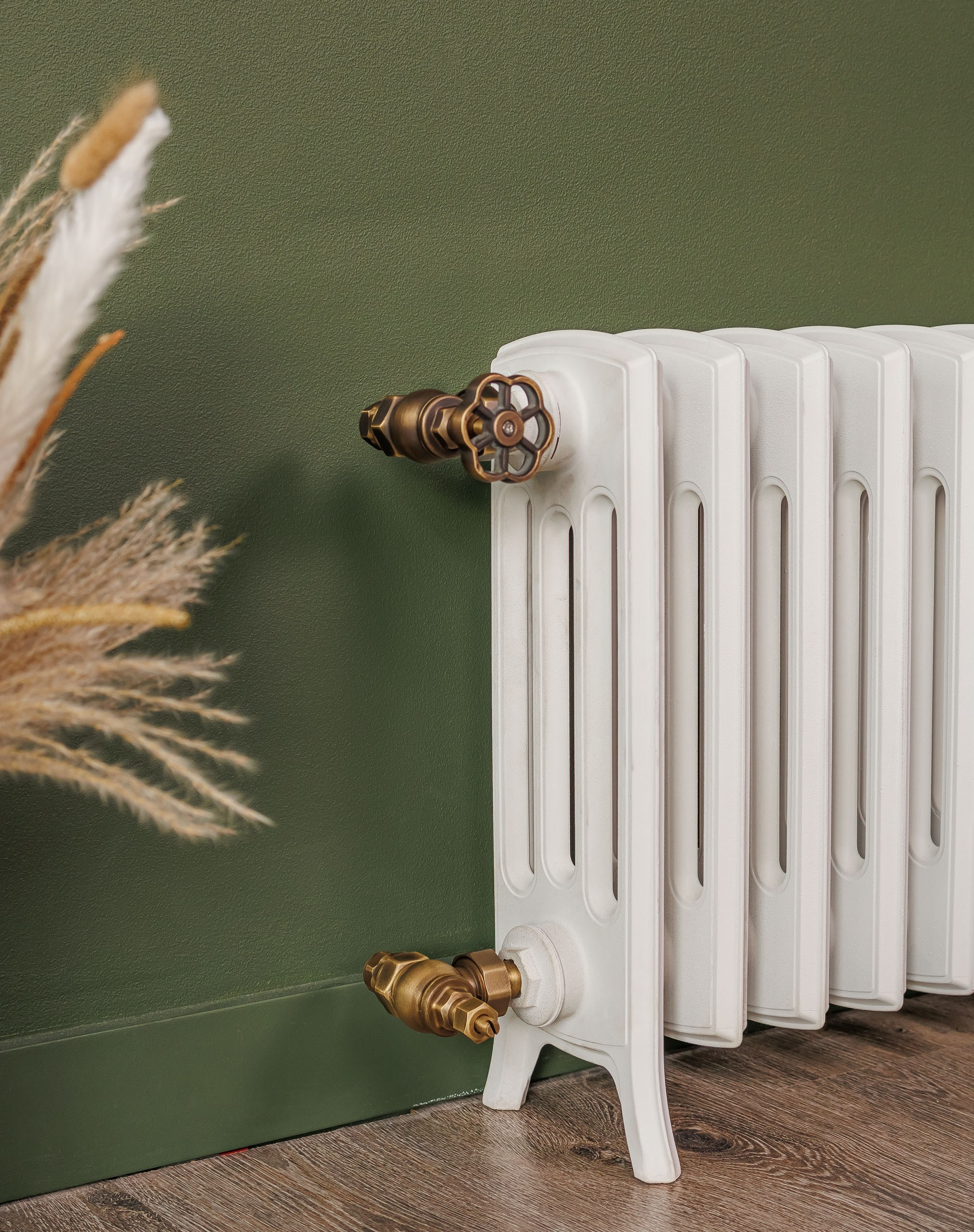 Предметные фотографии дизайнерских радиаторов отопления в стиле ретро