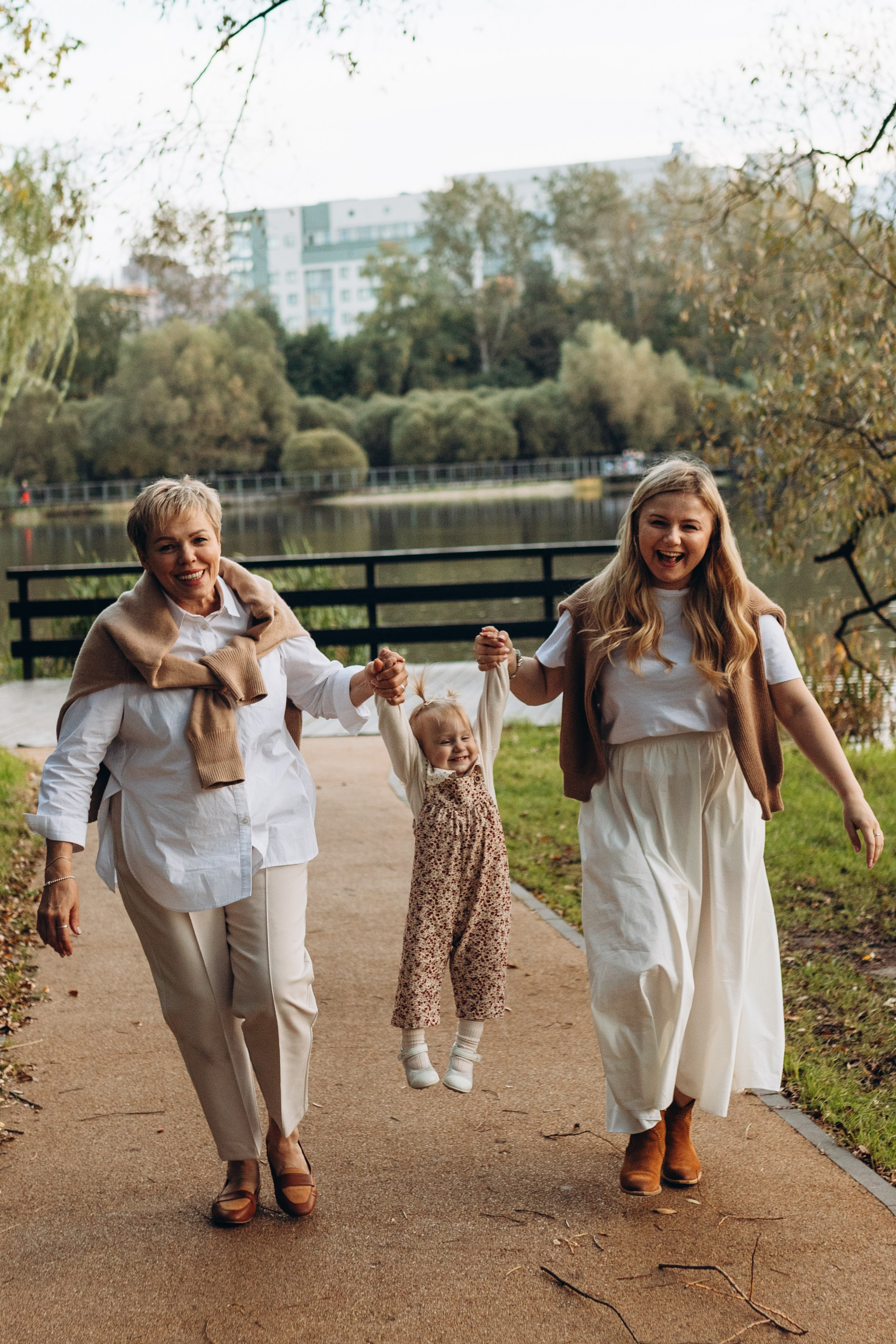 Ольга, Елена и маленькая Таисия. Семейный фотограф в Москве Жукова Анна