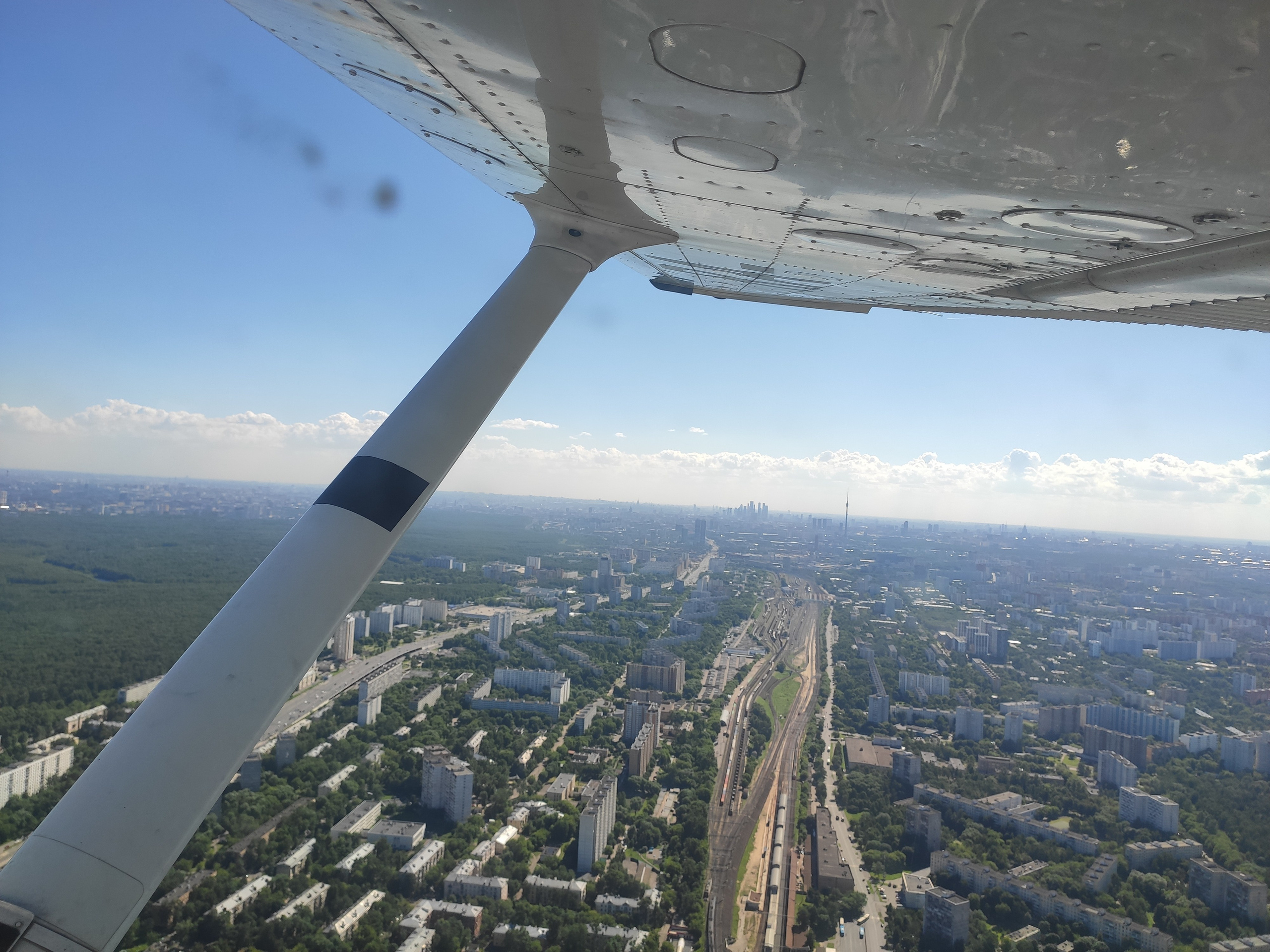 А здесь и дом, где я провел свои первые 24 года жизни, виден