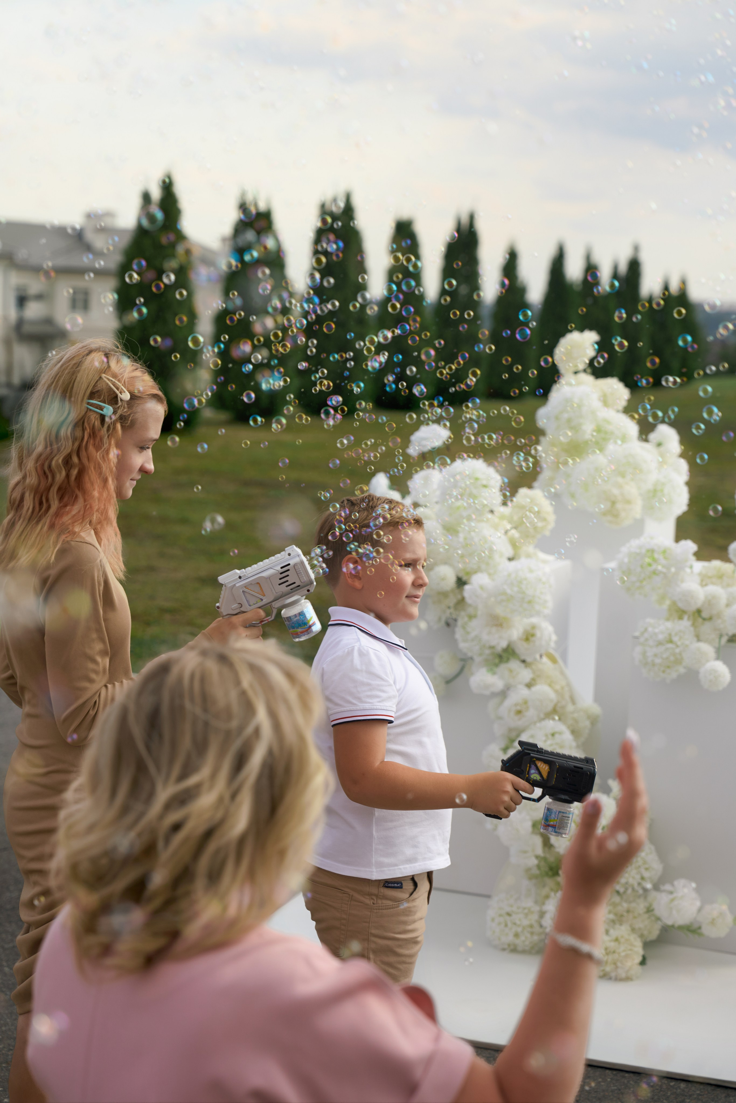 Свадебная фотосессия в «Гермесе» с белым моно-декором. Свадебный и коммерческий фотограф |Саратов Москва|