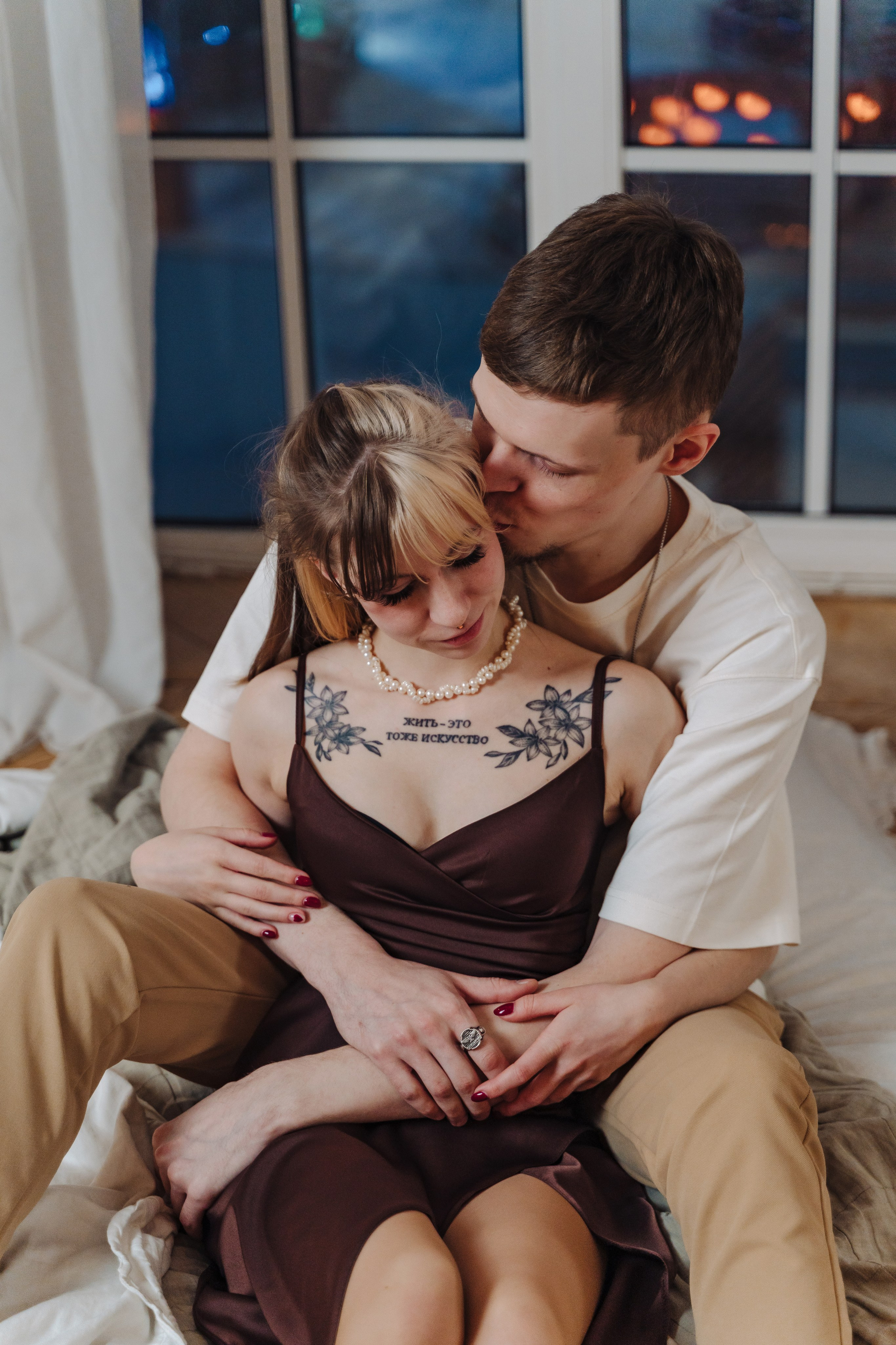 Зимняя фотосессия лавстори с предложением руки и сердца в фотостудии