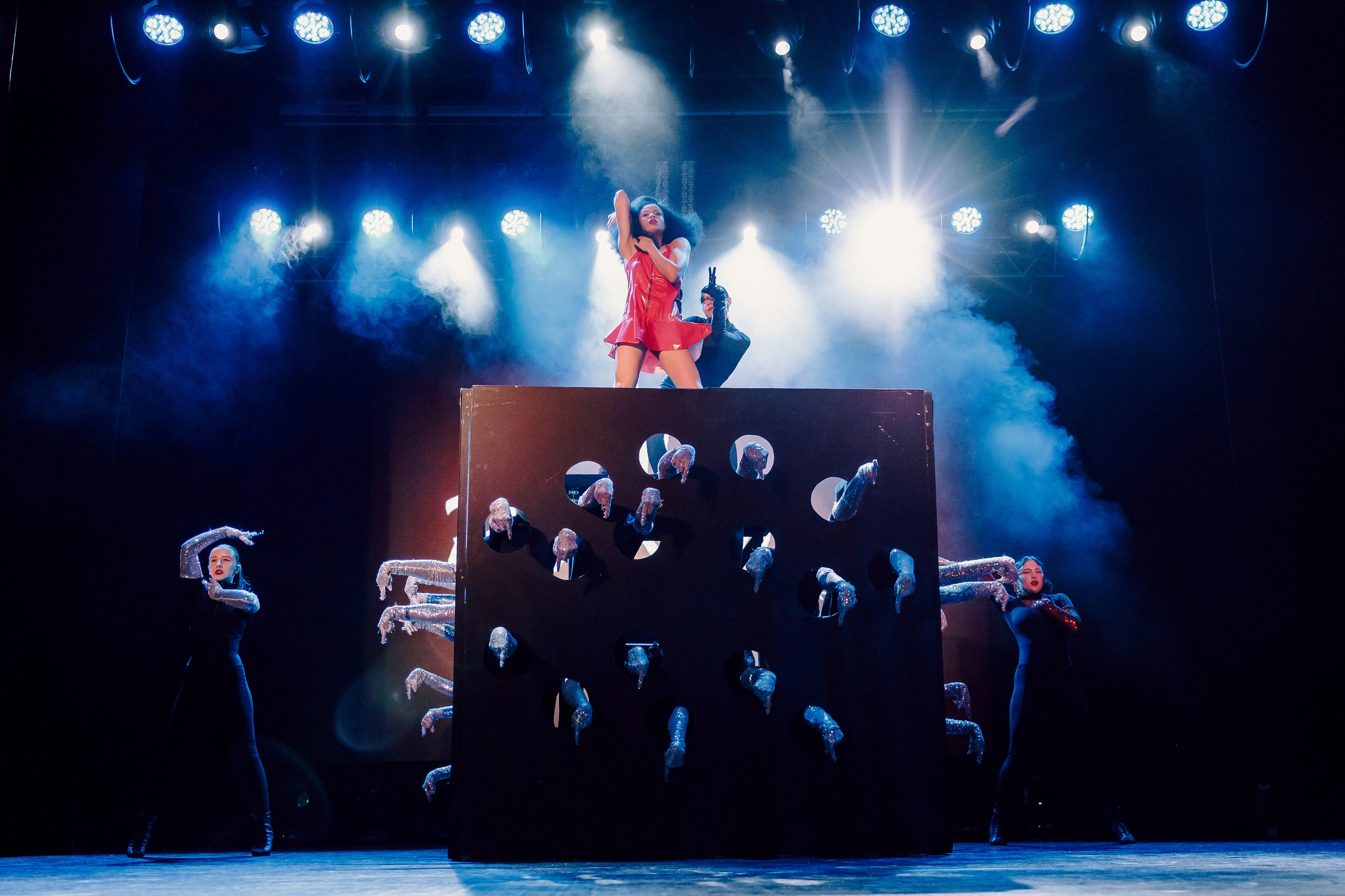 Отчётный концерт танцевальной школы «Red Rabbits» 2025. Лёшка Варзегов — фотограф