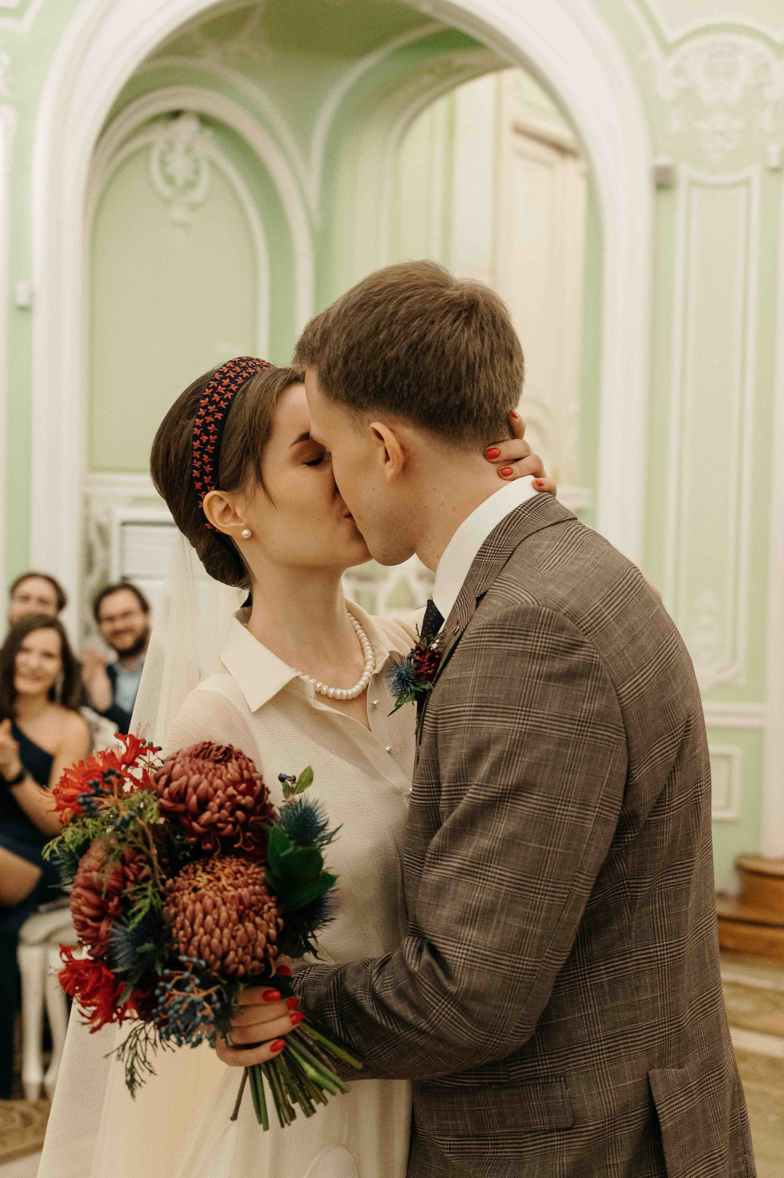 Утро невесты в гостинице. Свадебный и семейный фотограф в Котласе Никита Попов