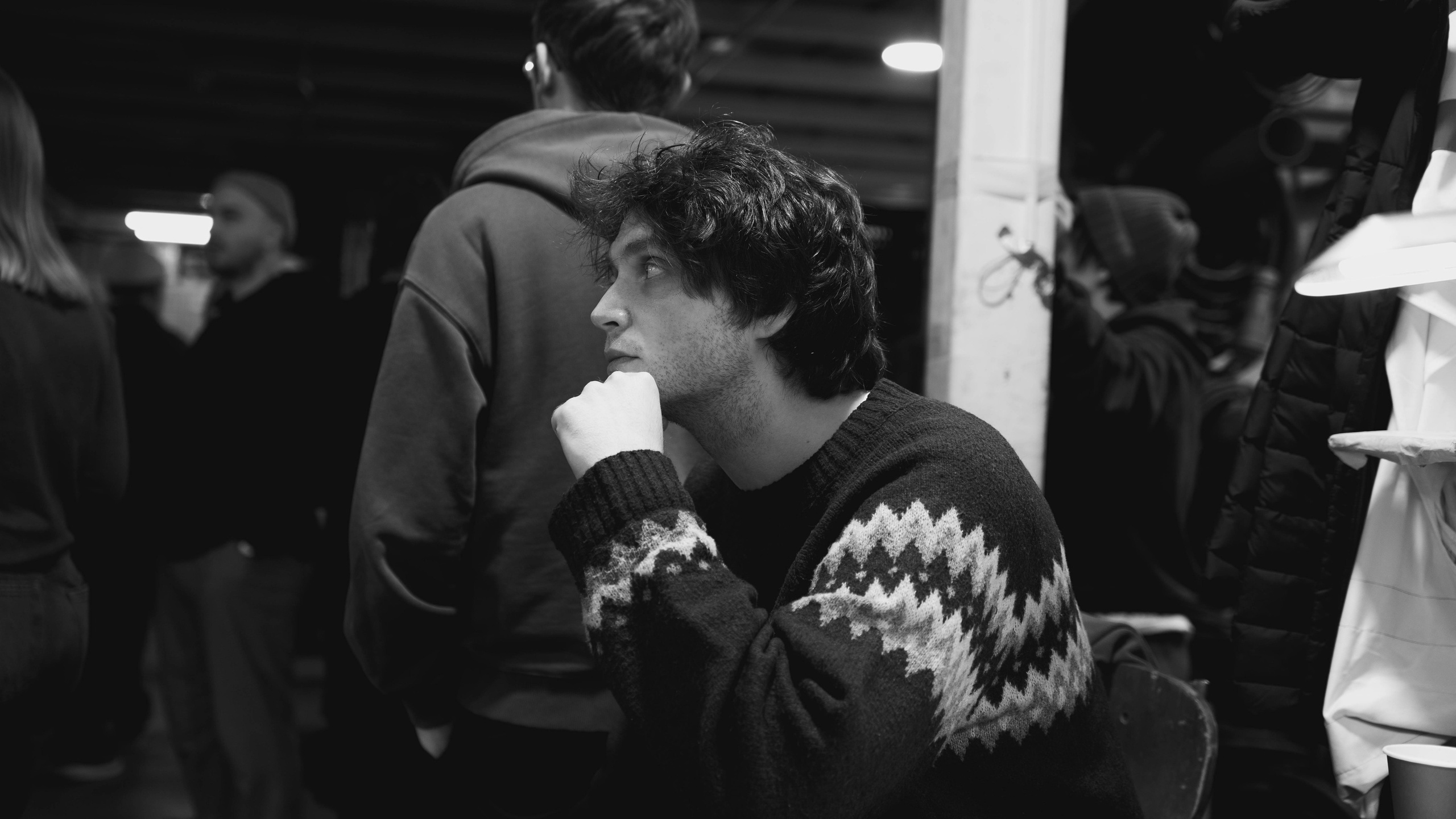 BACKSTAGE. V