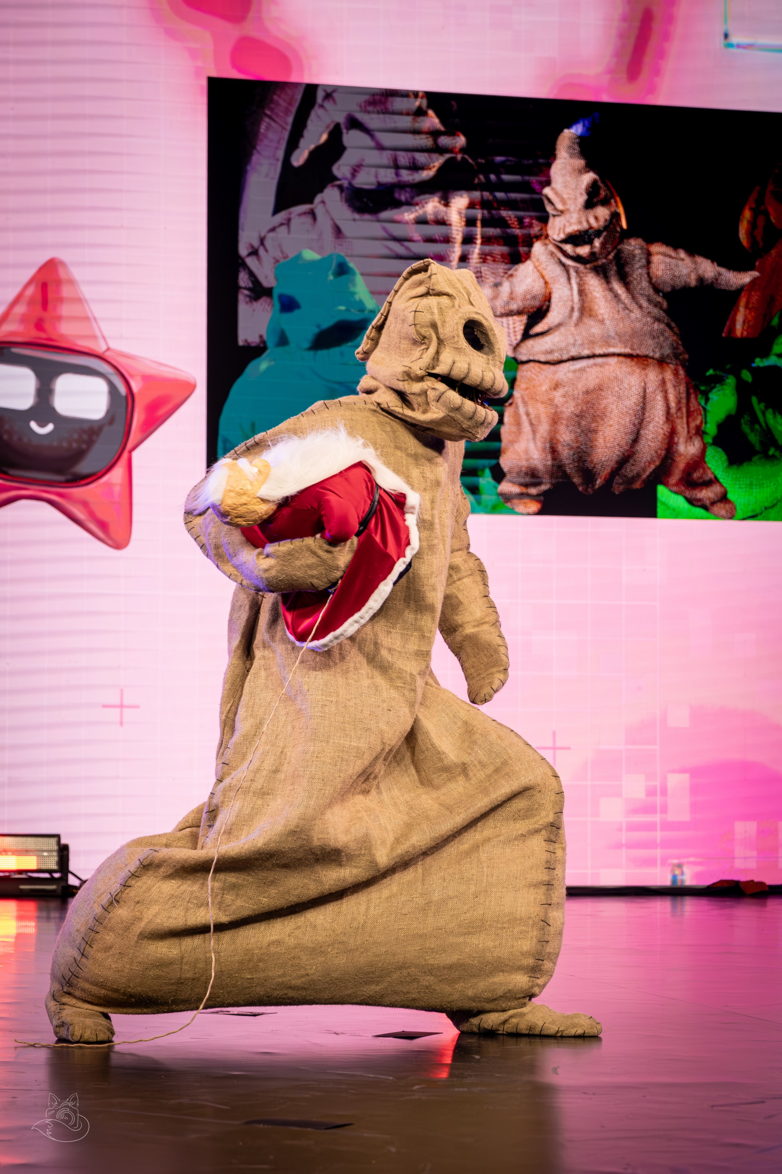 Сцена РЭД ЭКСПО 2024. Косплей фотограф