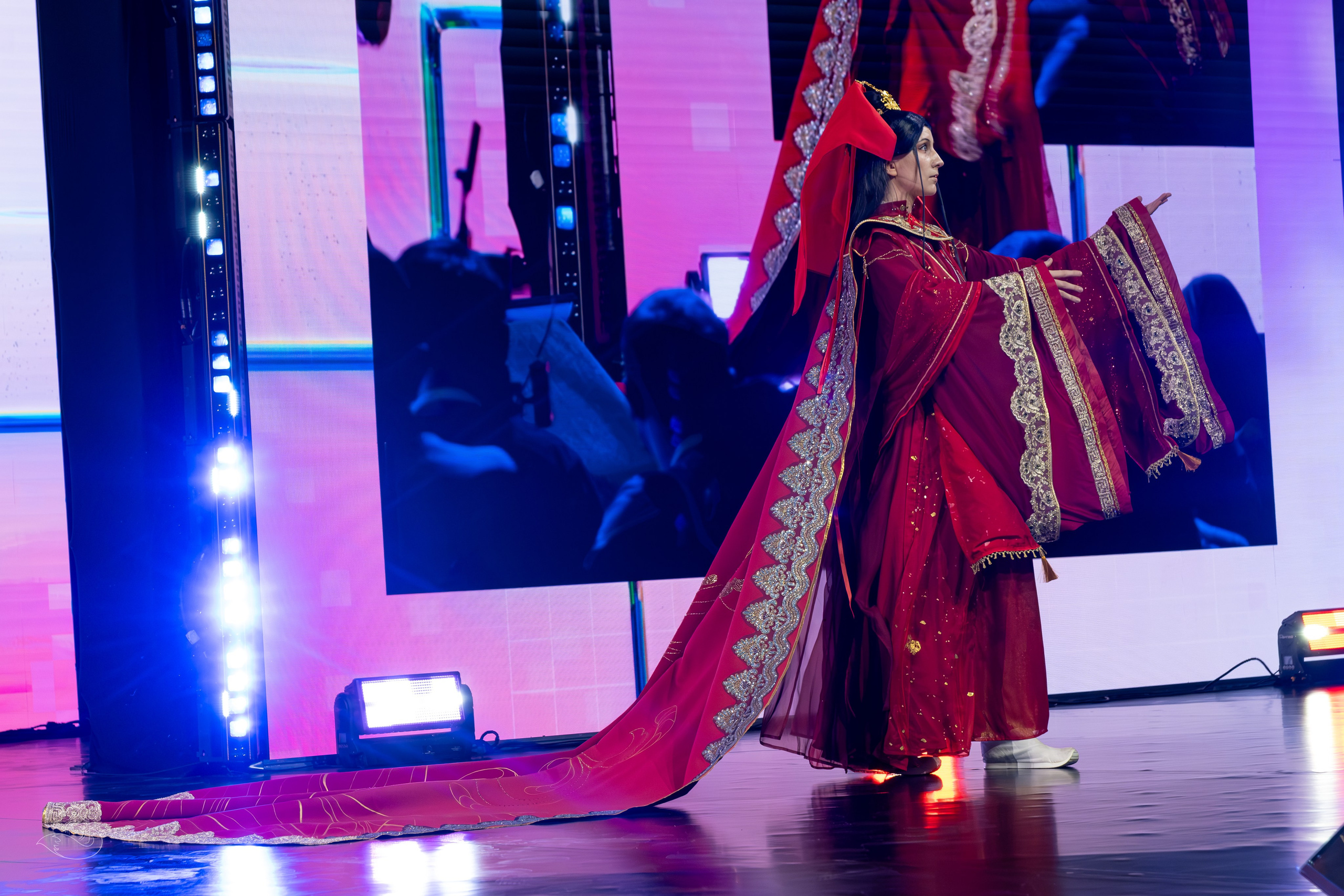 Сцена РЭД ЭКСПО 2024. Косплей фотограф