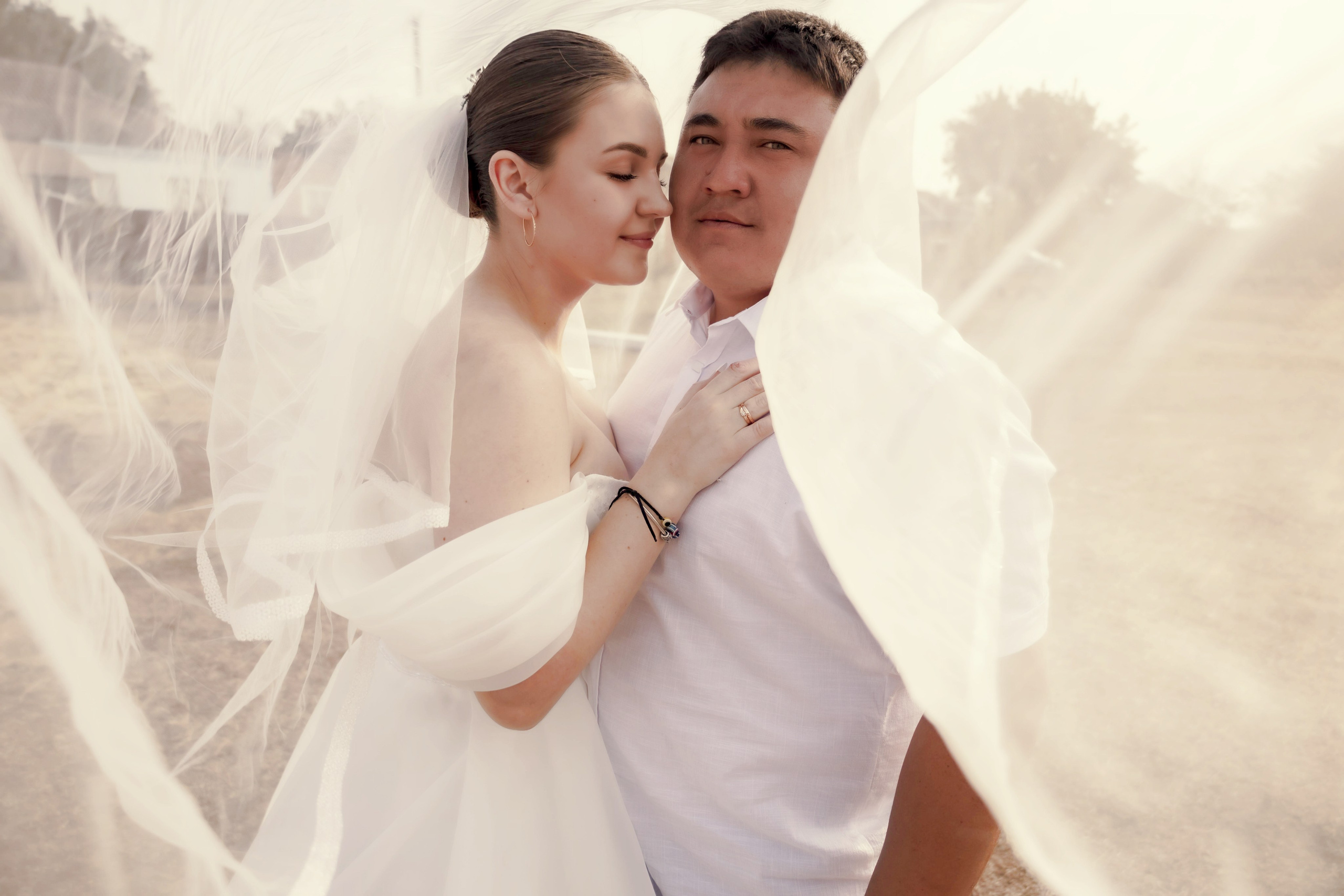 Виктор и Виктория. Даже около дома можно сделать шикарные свадебные фото. Свадебный фотограф ростовская область