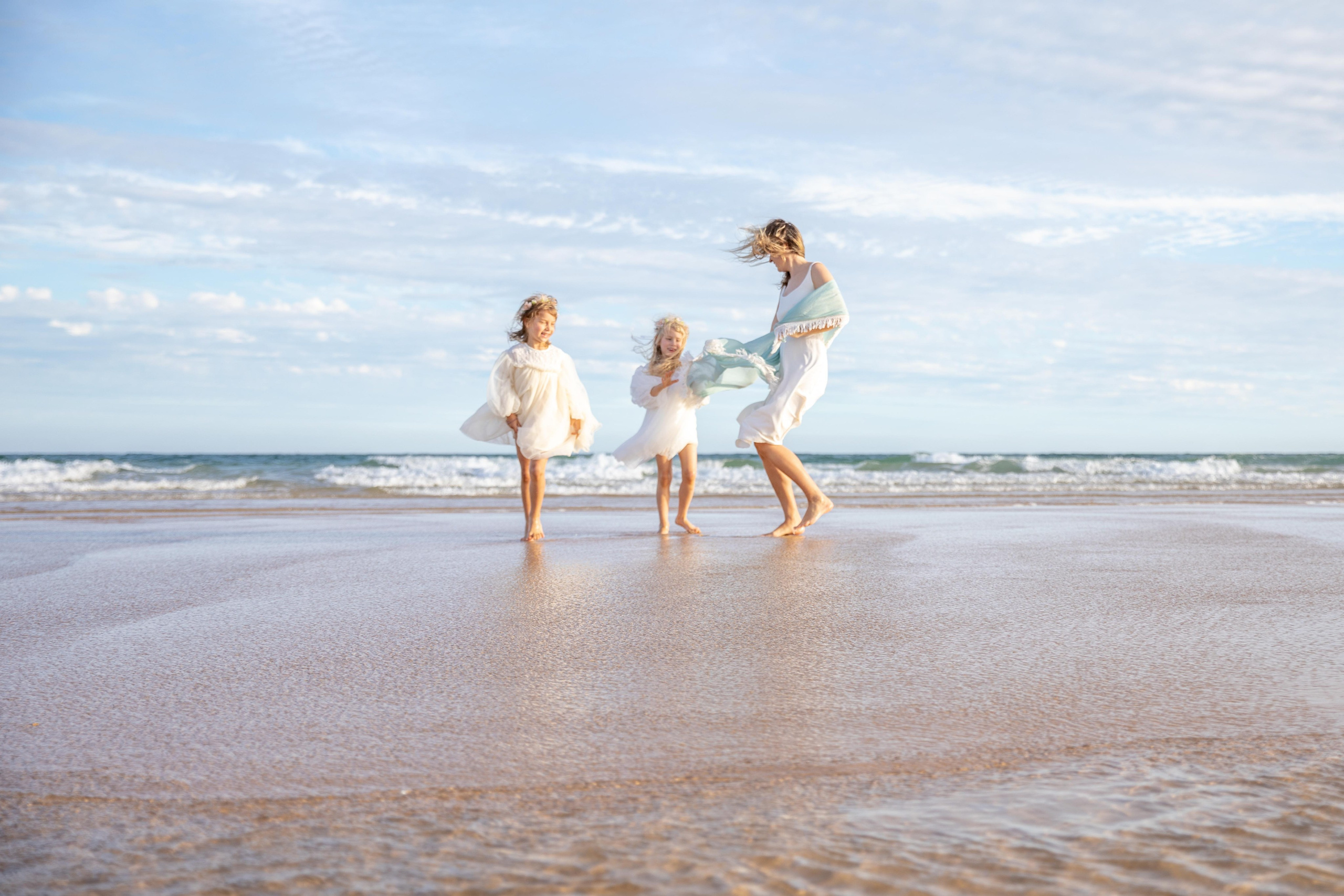 Family on the ocean. Professional Photographer in Portugal. Oksana Lomnova