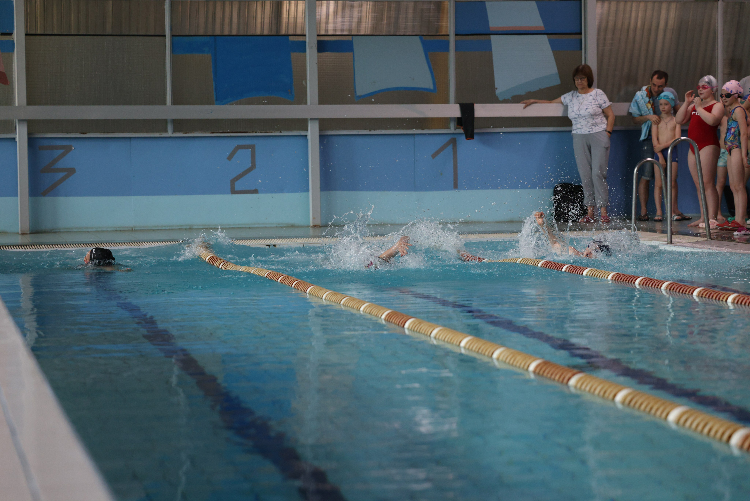 Веселый дельфин. Плавание. Дети 8-9 лет. Фотограф Александр Заломаев