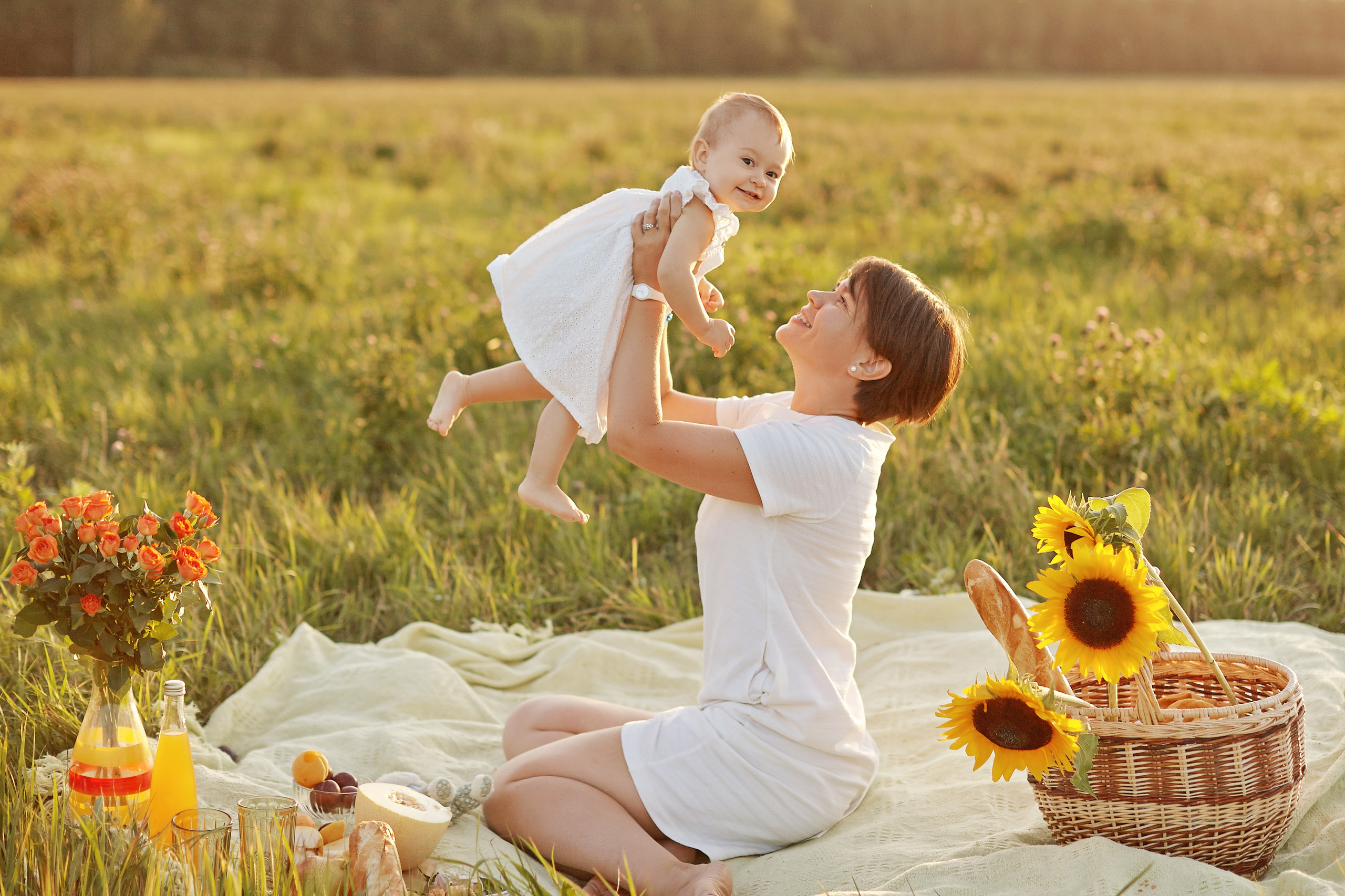 Мама с дочкой в поле на закате. Фотограф Ольга Ефремова