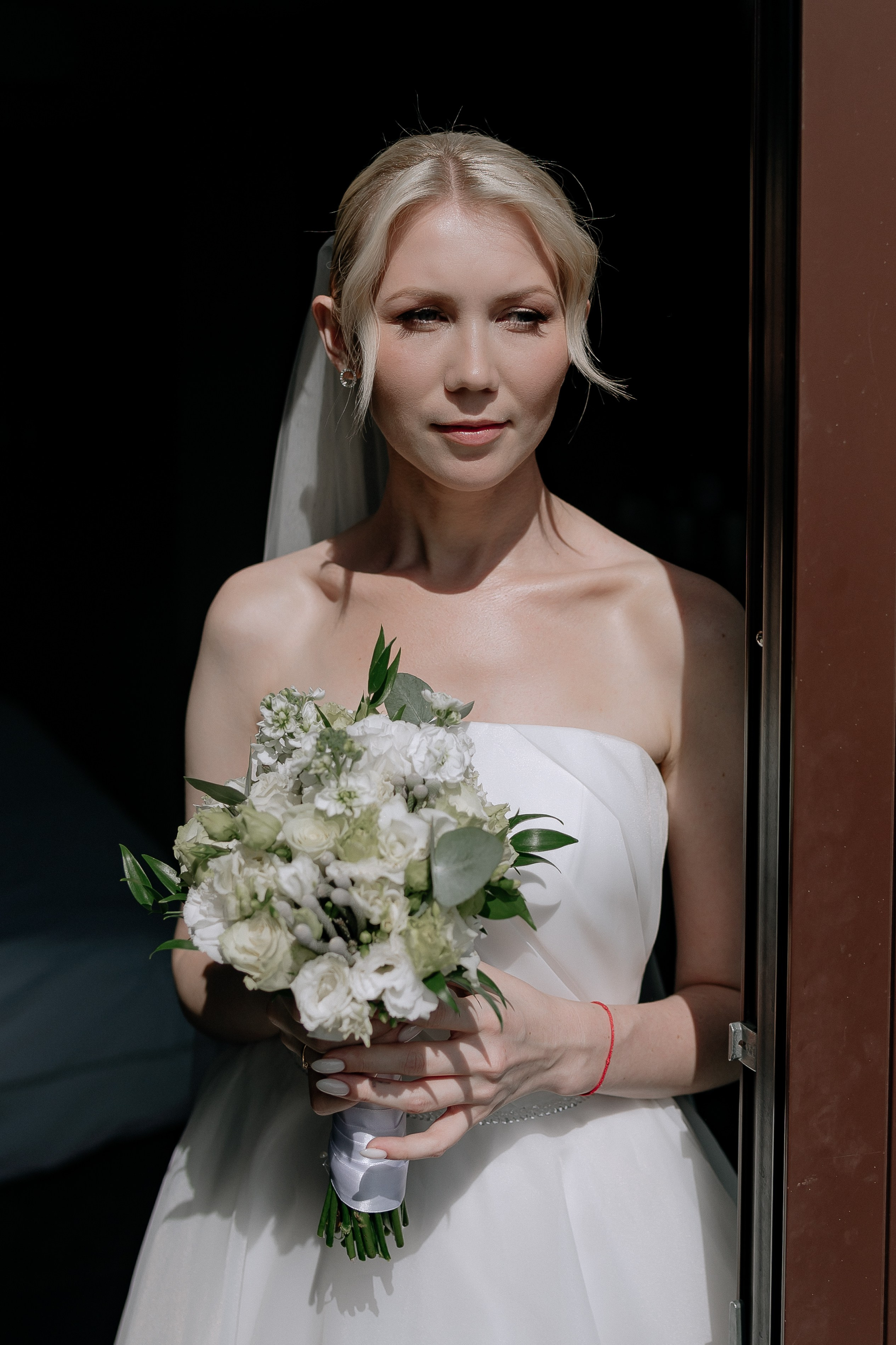 Невеста на балконе отеля