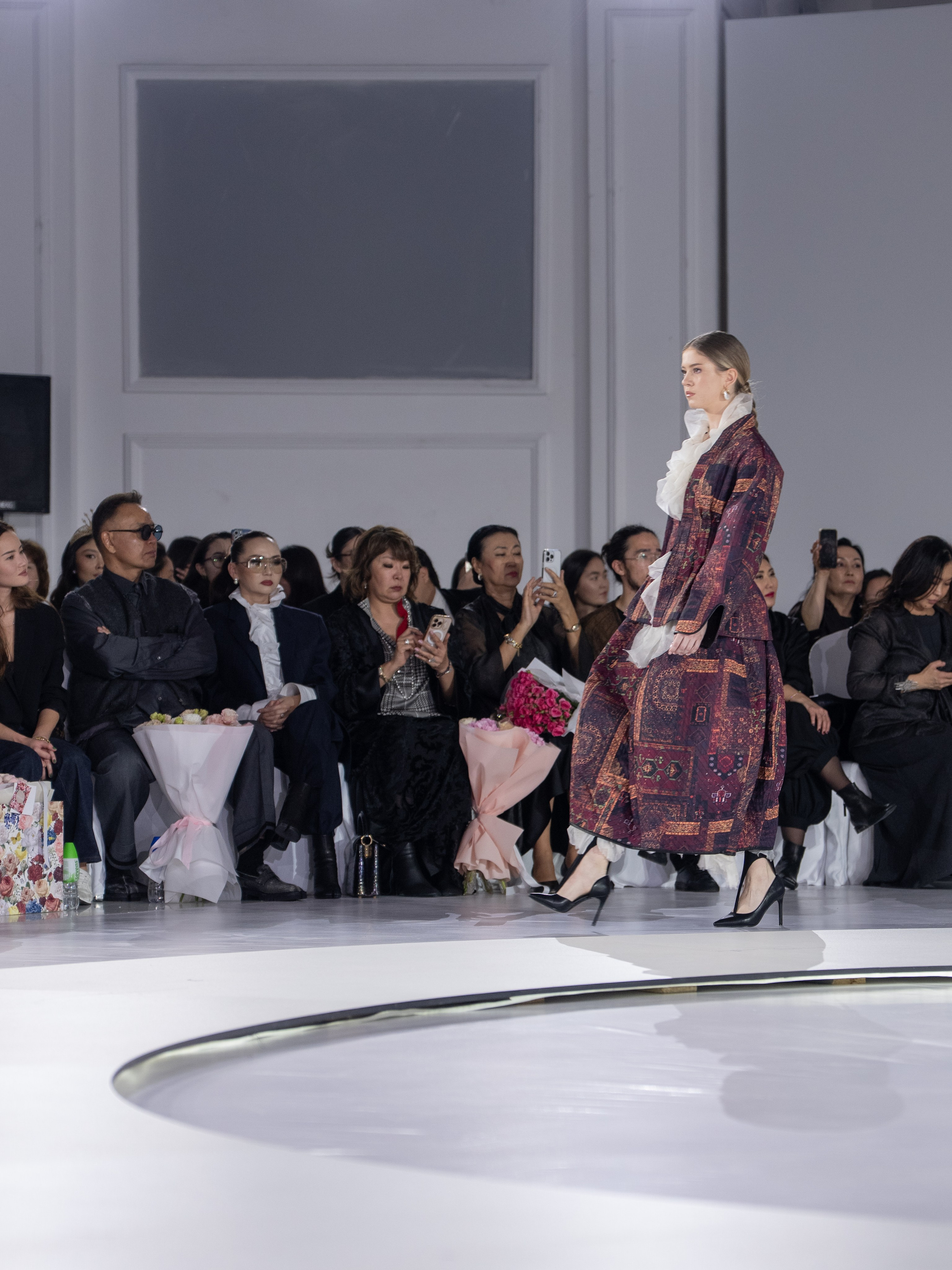 Дизайнер Aida Kaumenova. Сайт Алматинского НЮ АРТ, будуар и фэшн фотографа Дениса Карпенко