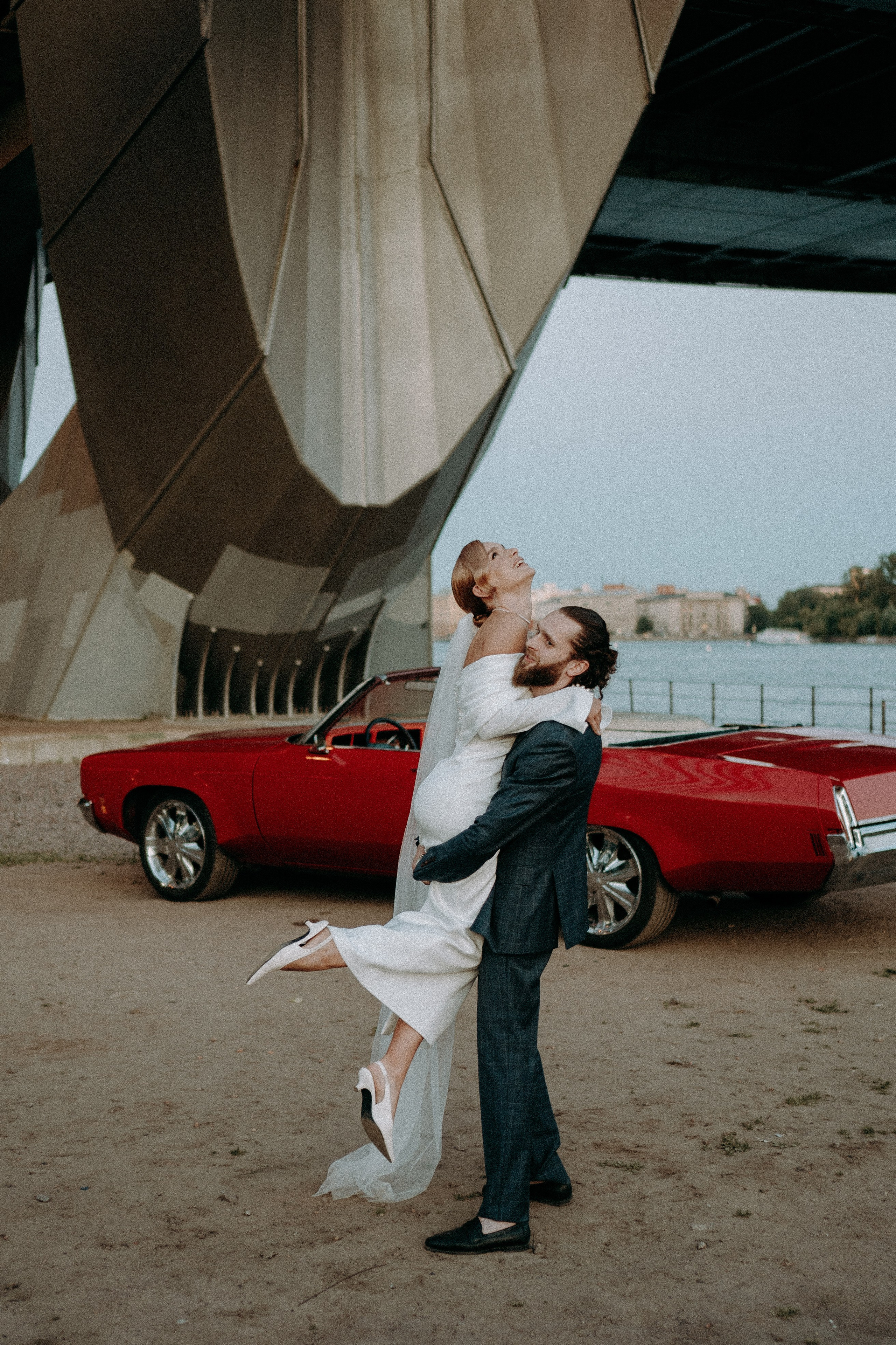 СВАДЕБНАЯ СЬЕМКА ВОЗЛЕ МСОТА БЕТАНКУРА НА КАБРИОЛЕТЕ. Профессиональный фотограф, Санкт-Петербург — Виктория Богомолова