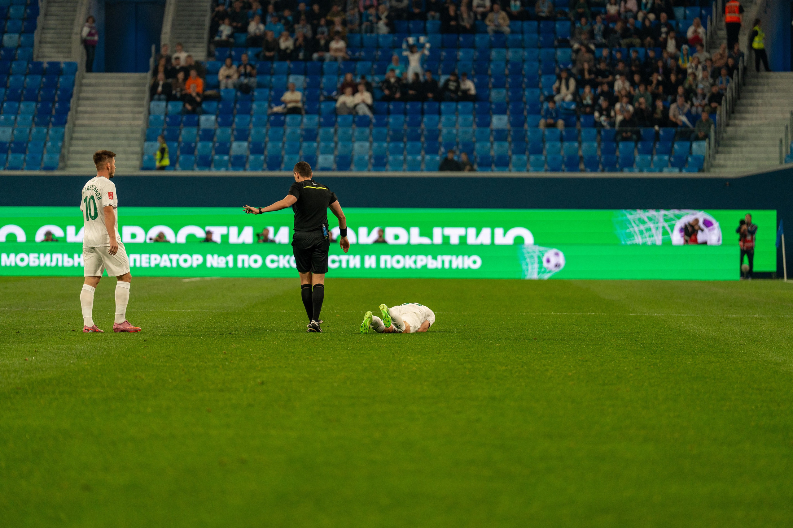 Репортажный спорт-съемки кадр матча Зенит–Ахмат на Газпром Арене