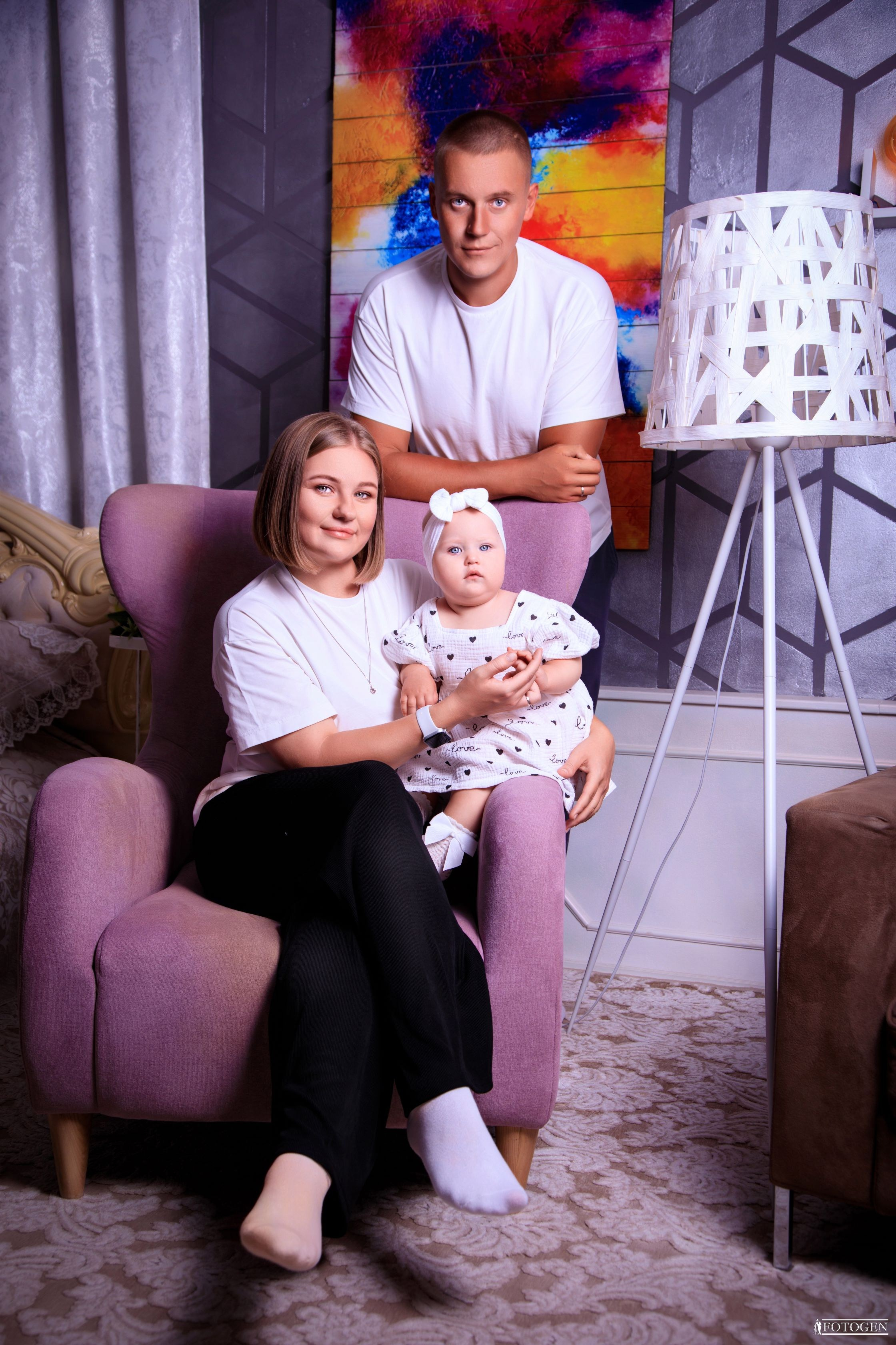 Семейная фотосессия: мама, папа и малыш | Портфолио Fotogen. Интерьерная фотостудия FOTOGEN г. Краснодар