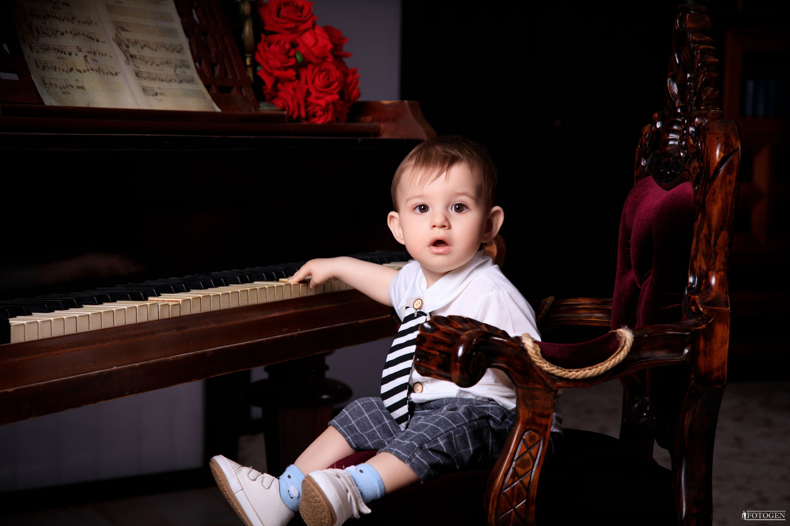 Семейная фотосессия: мама, папа и малыш | Портфолио Fotogen. Интерьерная фотостудия FOTOGEN г. Краснодар