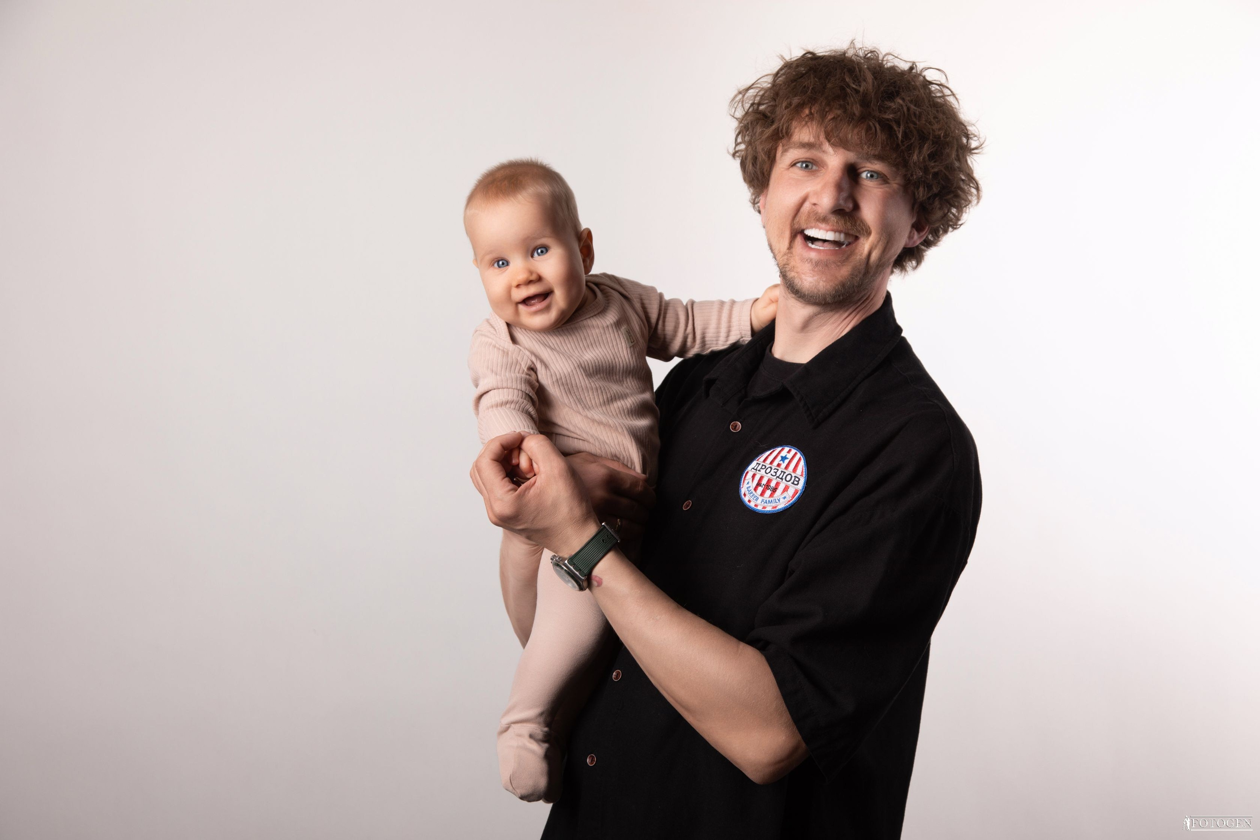 Семейная фотосессия: мама, папа и малыш | Портфолио Fotogen. Интерьерная фотостудия FOTOGEN г. Краснодар