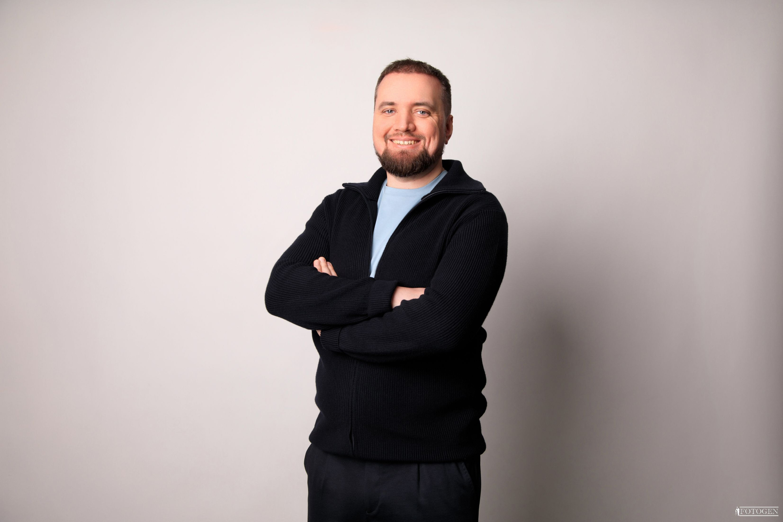 Профессиональная мужская фотосессия в Fotogen: Ваша история в кадре. Интерьерная фотостудия FOTOGEN г. Краснодар