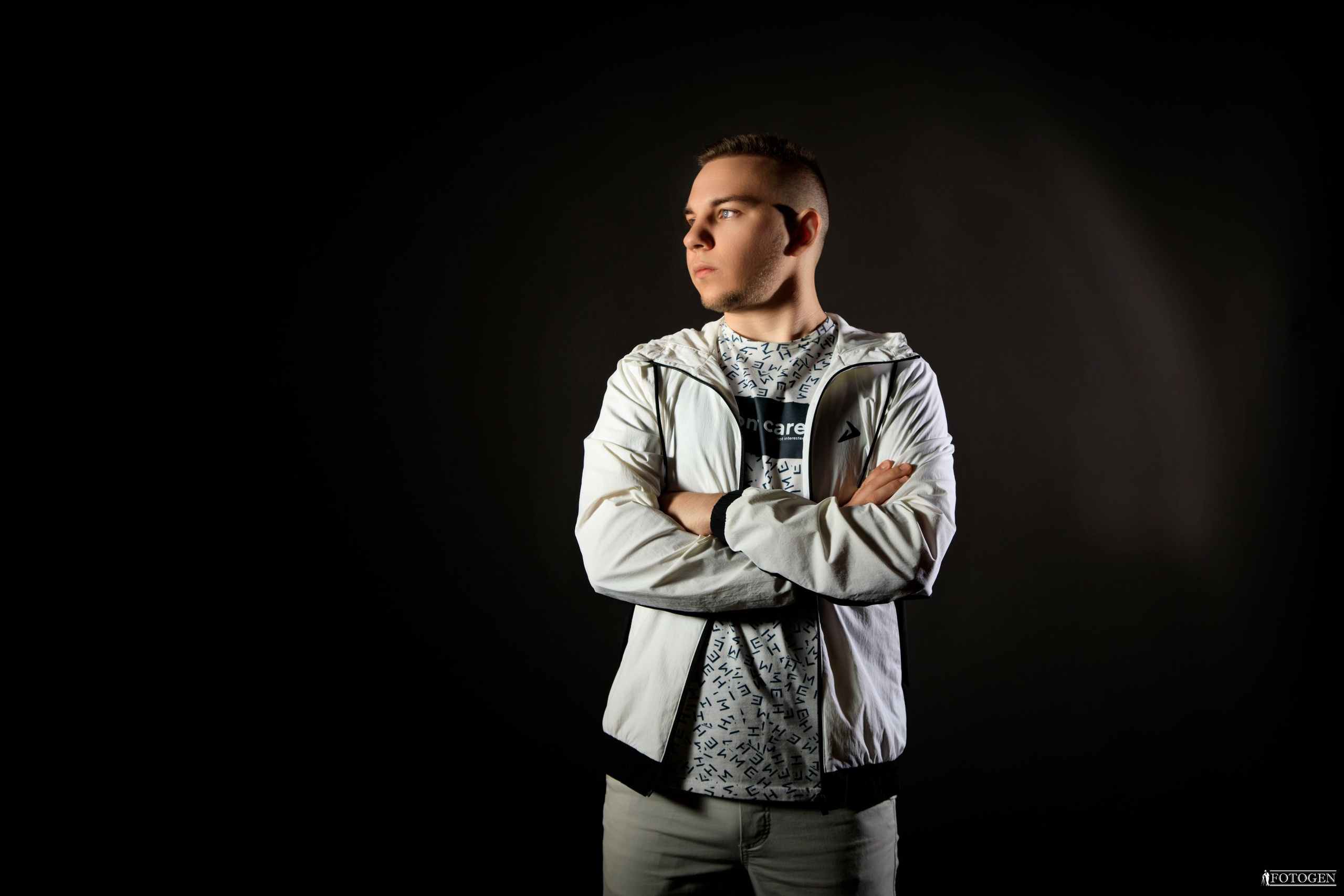 Профессиональная мужская фотосессия в Fotogen: Ваша история в кадре. Интерьерная фотостудия FOTOGEN г. Краснодар