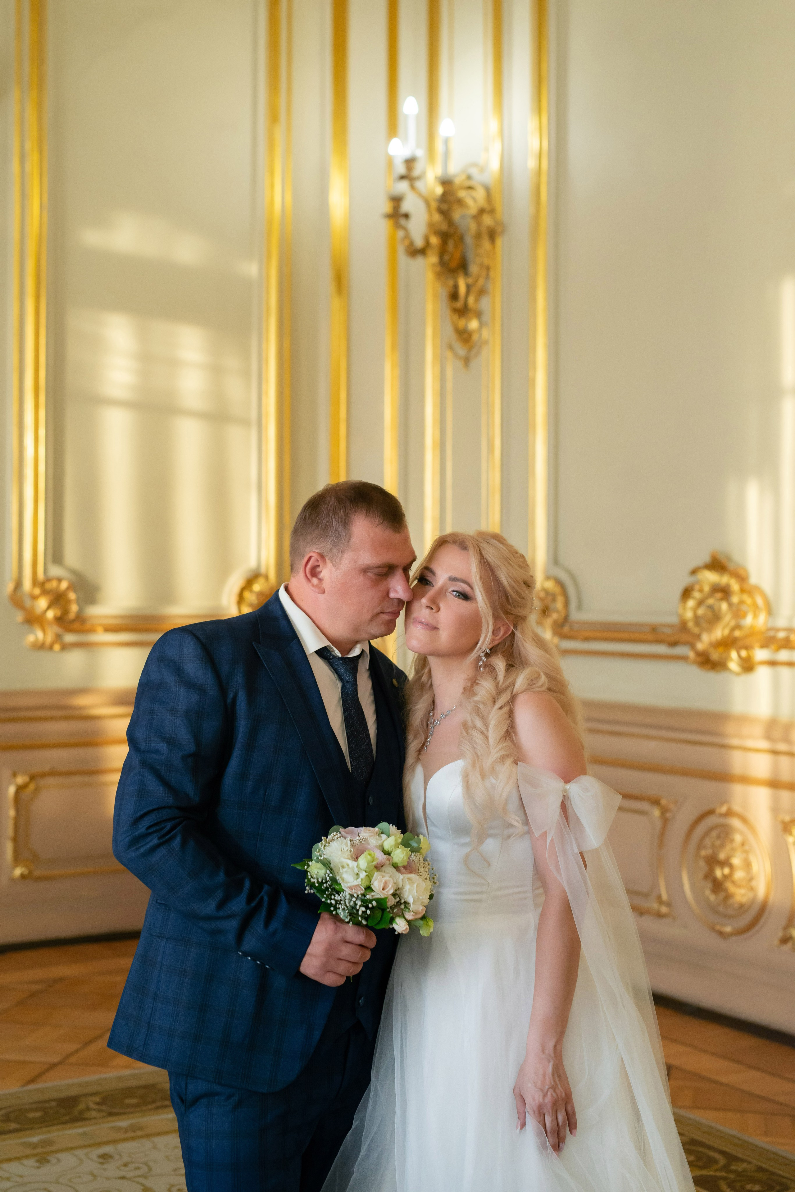 Евгения (фотосессия с малиновым chevrolet camaro, в сирени в Пушкине в Екатерининском парке). Портретный, семейный и свадебный фотограф в Санкт-Петербурге и в Пушкине Ширяев Денис