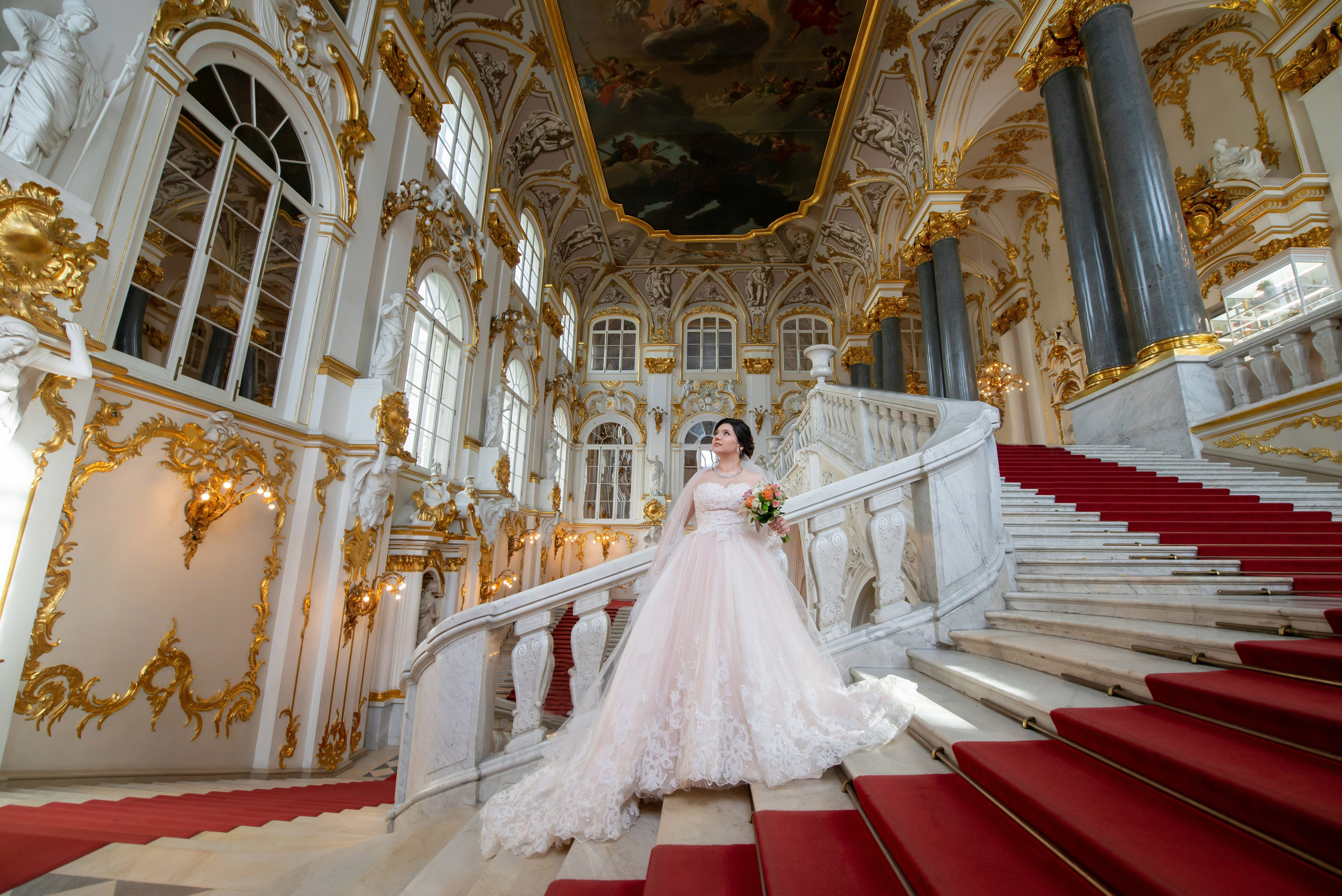 Самая красивая свадебная фотосессия в Эрмитаже. Лучшие свадебные фотографии в Эрмитажа. Портретный, семейный и свадебный фотограф в Санкт-Петербурге и в Пушкине Ширяев Денис