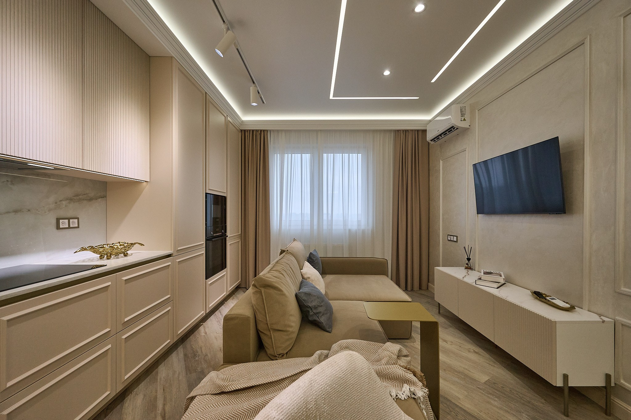 бежевый диван белая тумба телевизор светлые шторы большой бежевый шкаф