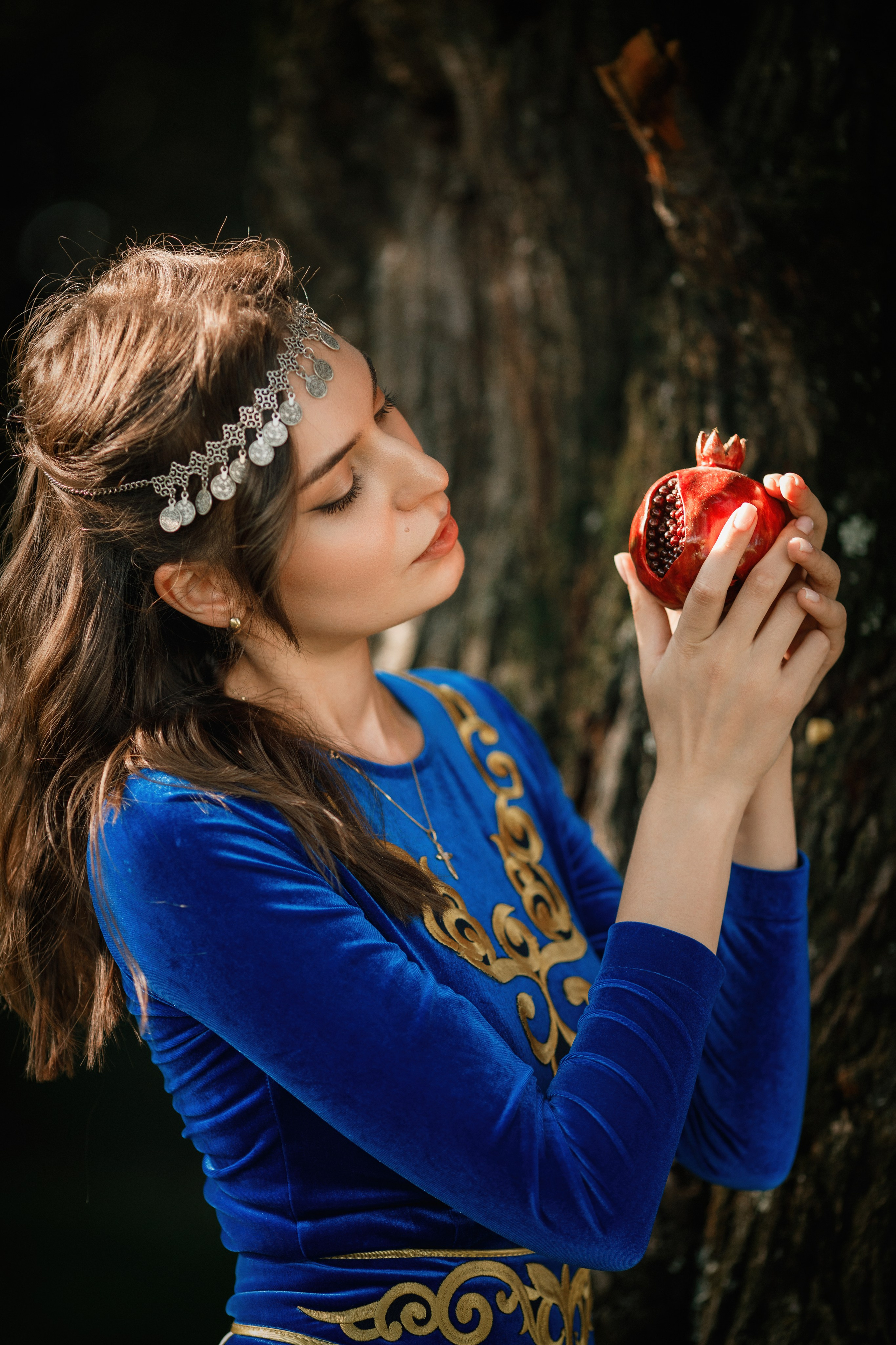 Индивидуальная фотосессия в горах, в армянском национальном платье. Фотограф во Владикавказе Юрий Геворгизов