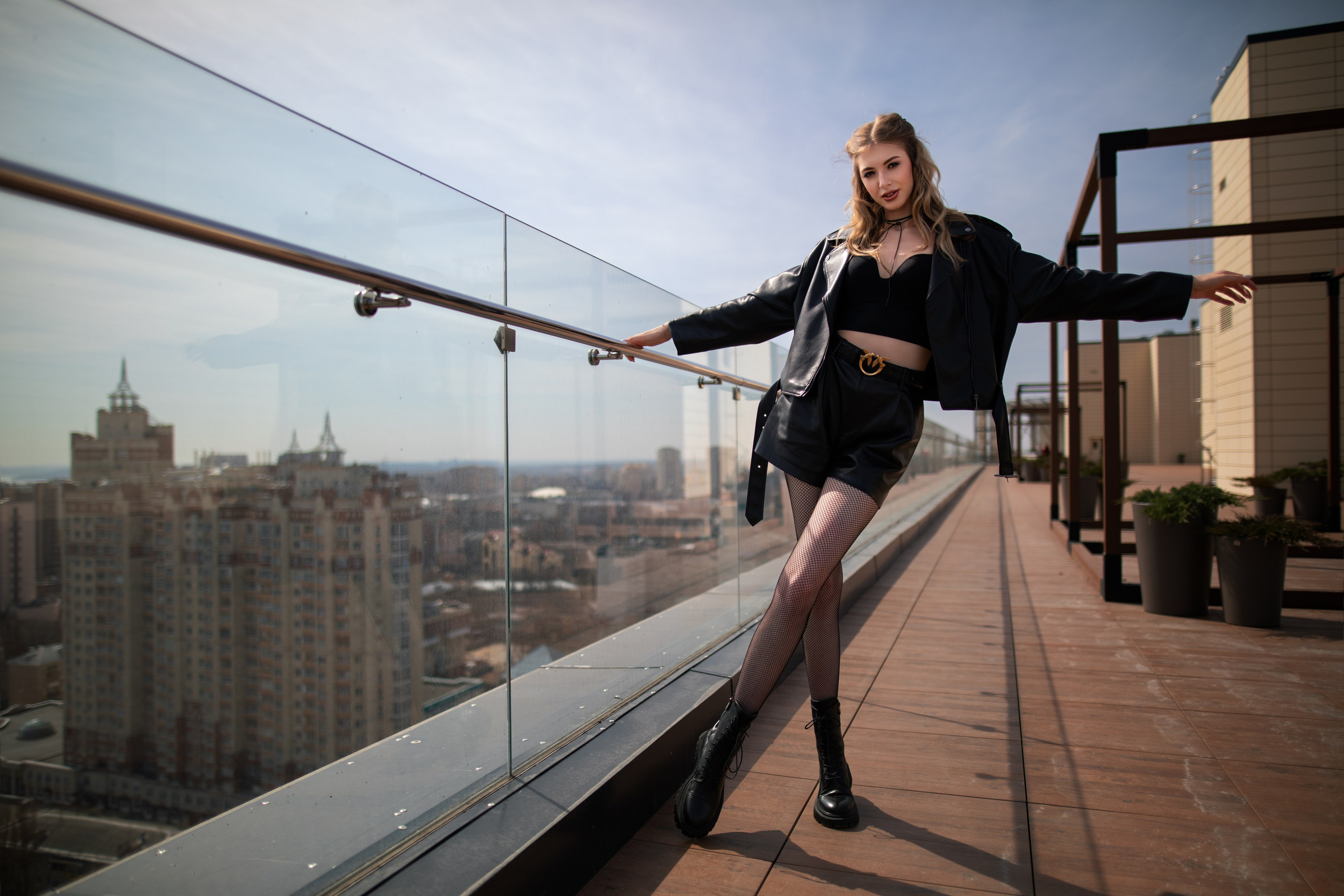 Фотосет с Ксенией на крыше высотного здания в формате для «себя»