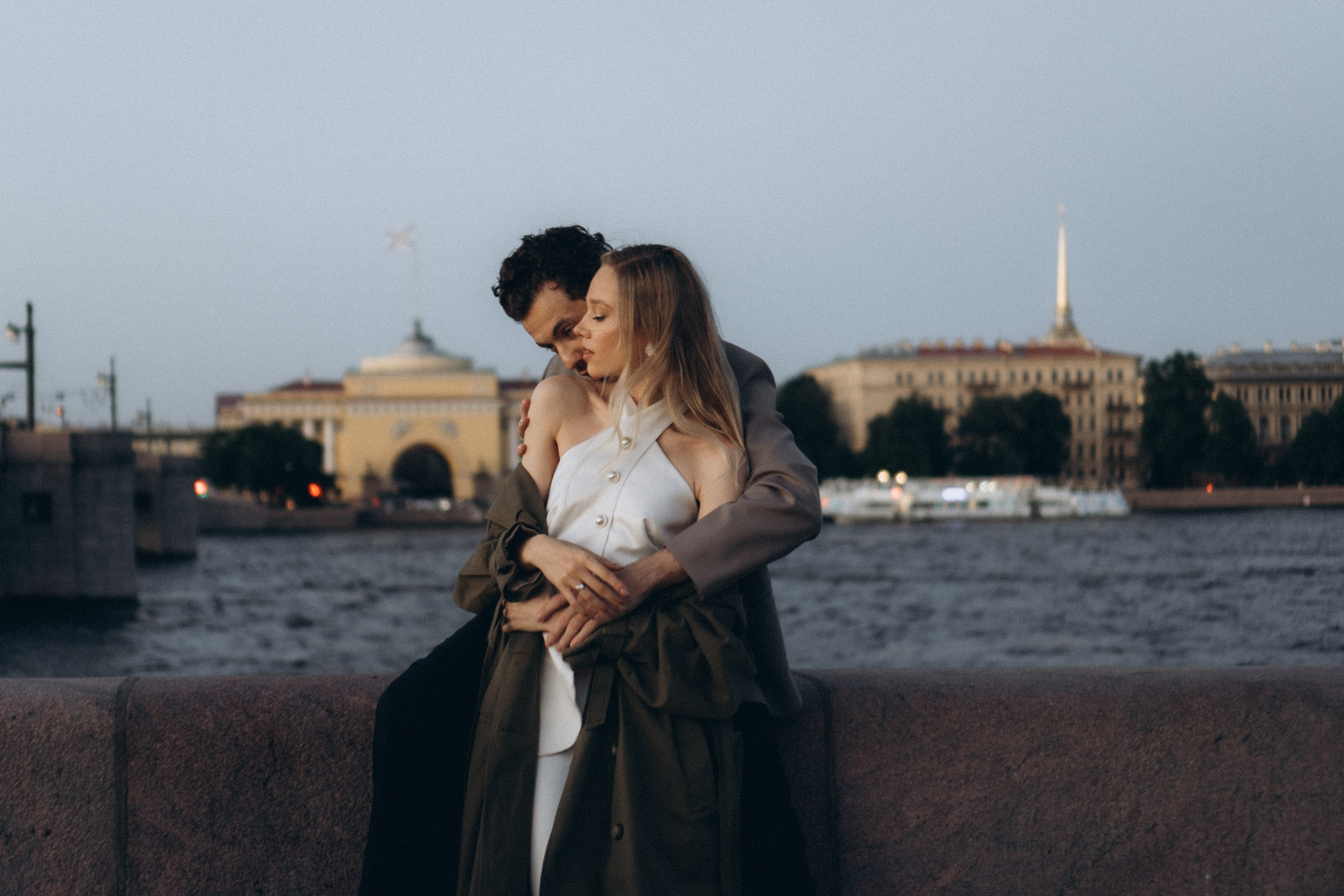 СВАДЕБНАЯ СЬЕМКА ПАРЫ НА РАССВЕТЕ В БЕЛЫЕ НОЧИ И ПРОГУЛКА С РАЗВОДНЫМИ МОСТАМИ И ПИКНИК ВОЗЛЕ ИСАКИЕВСКОГО СОБОРА. Профессиональный фотограф, Санкт-Петербург — Виктория Богомолова