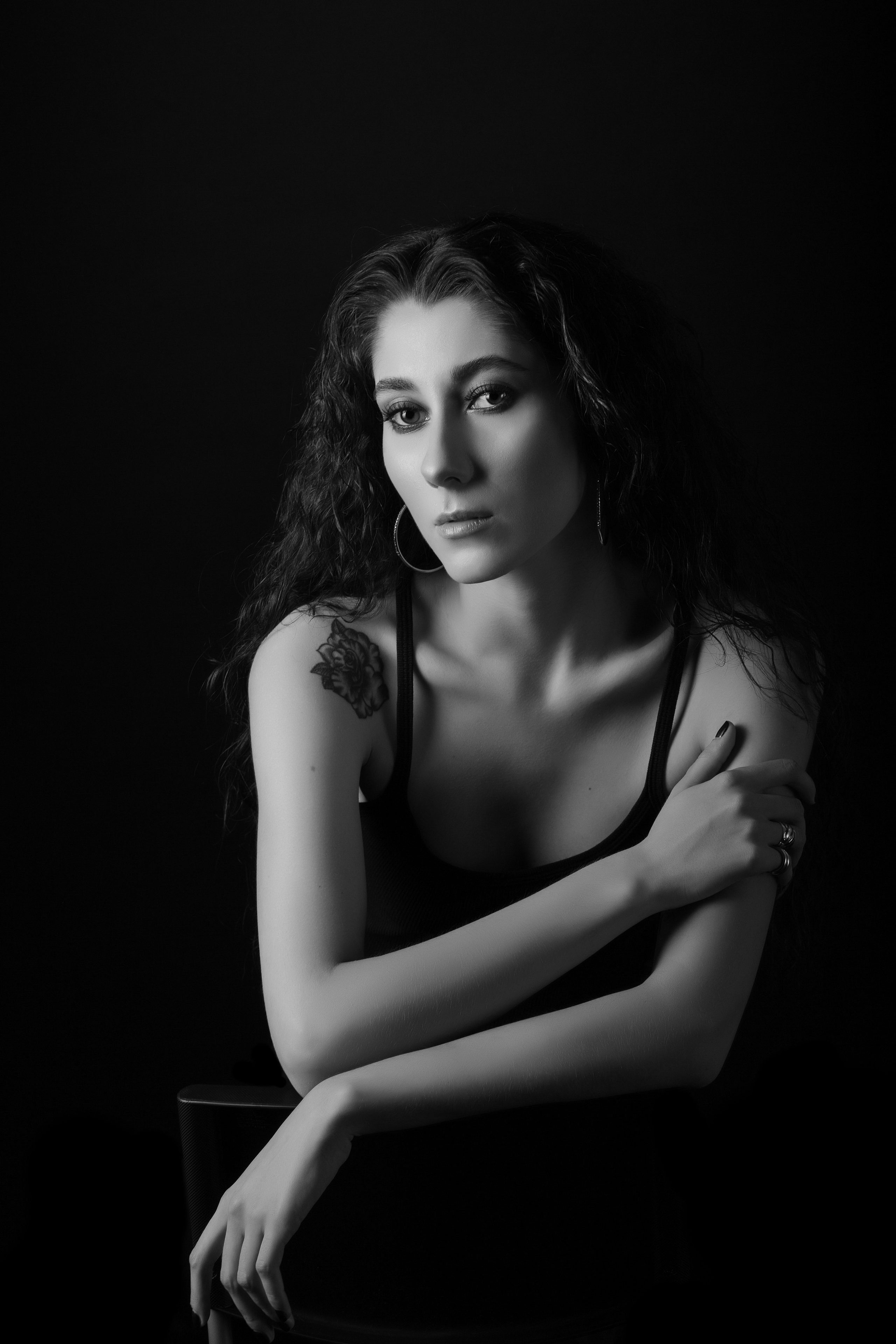 Чёрно-белый портрет девушки с длинными вытянутыми руками