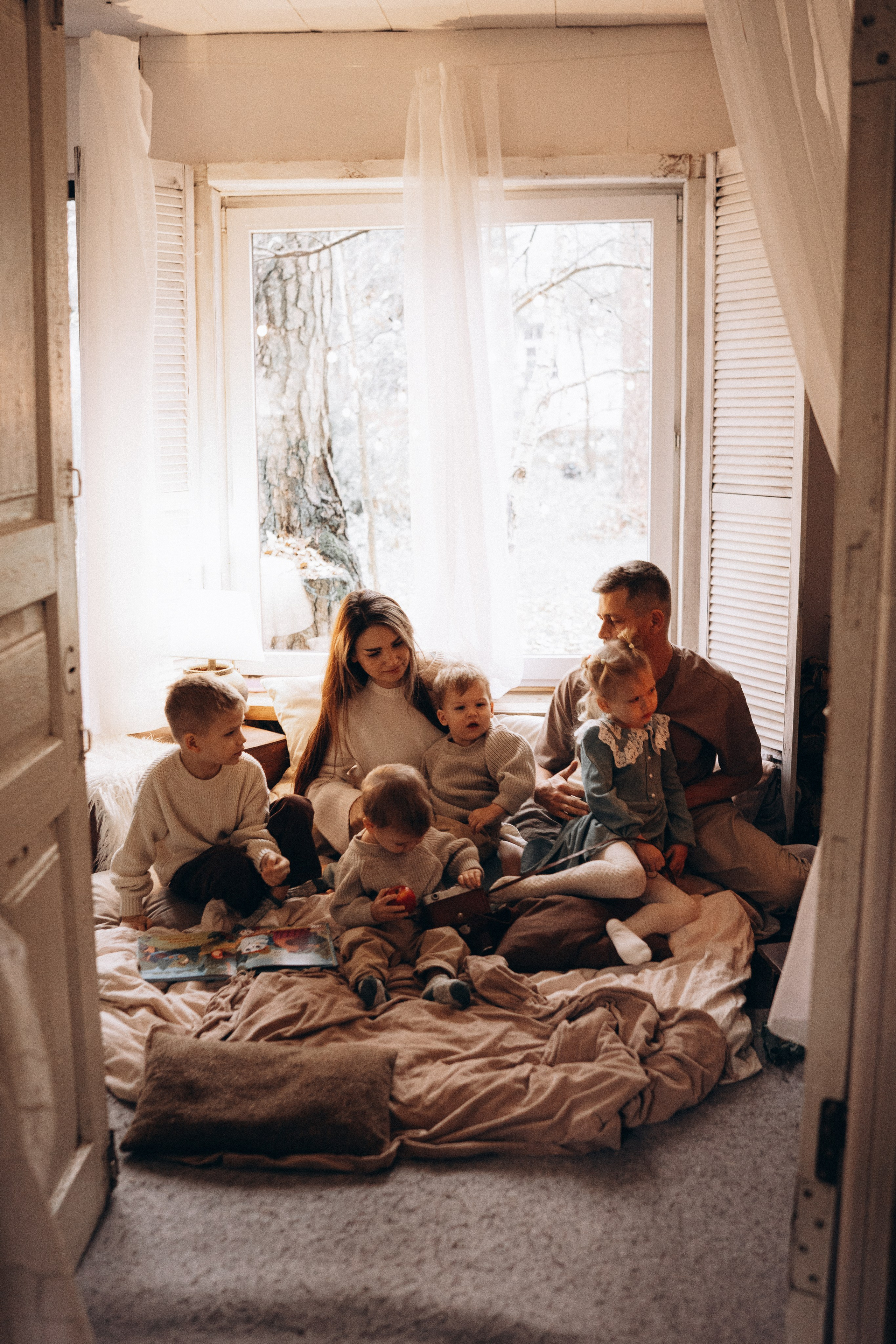 Яна и Ильсур, загородная Фотостудия. Фотограф Новорожденных в Москве. Семейные истории в стиле LIFE