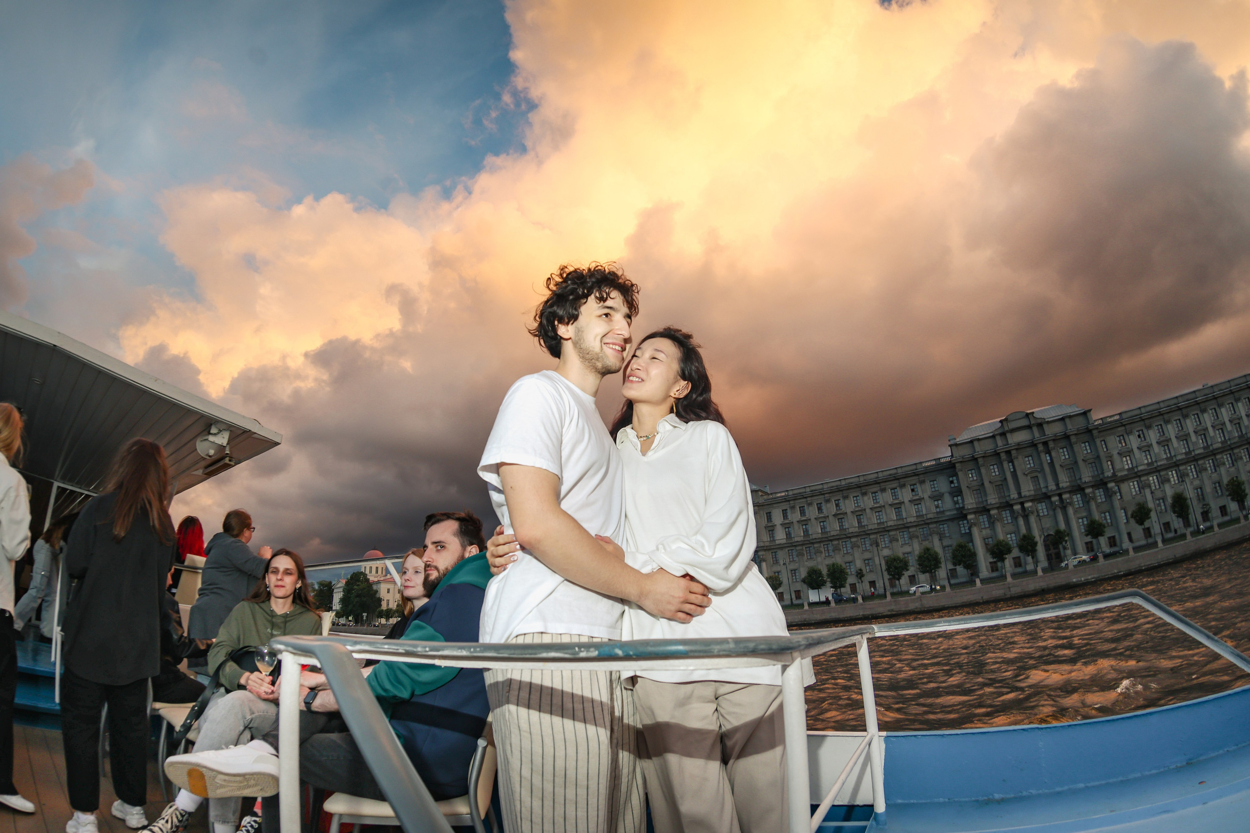 красивая пара на закате