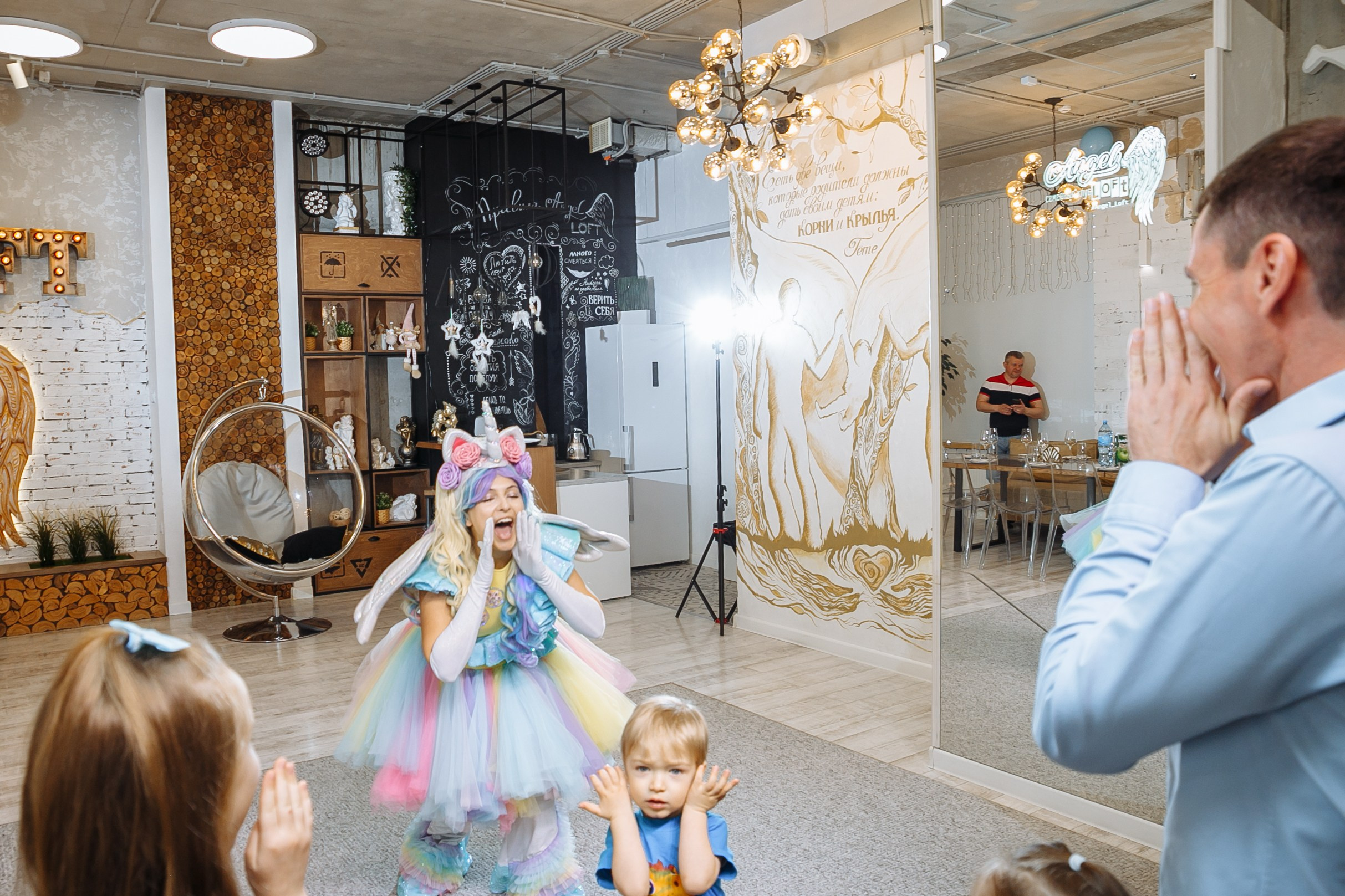 Насте 5 лет, дети играют в Ангел лофт. Событийный фотограф Максим Бескоровайновнов