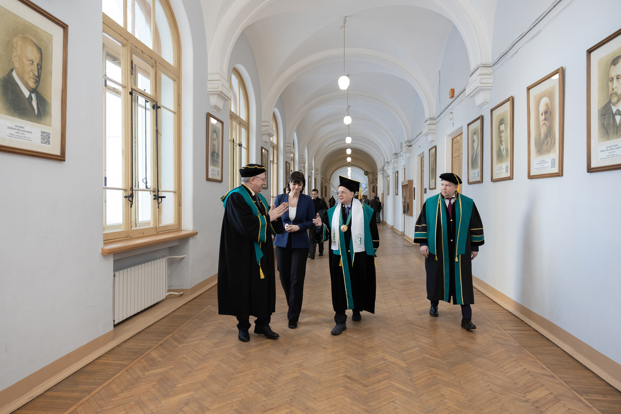 Вручения Мантия Почётного доктора директору Эрмитажа Михаилу Пиотровскому. Cup of Bib