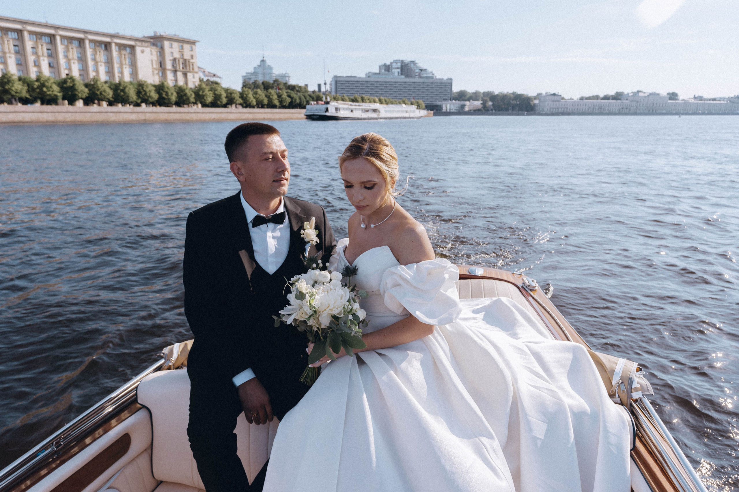 СВАДЕНБНАЯ СЬЕМКА НА КАТЕРЕ ПО КАНАЛАМ САНКТ-ПЕТЕРБУРГА И В АКВАТОРИИ НЕВЫ. Профессиональный фотограф, Санкт-Петербург — Виктория Богомолова