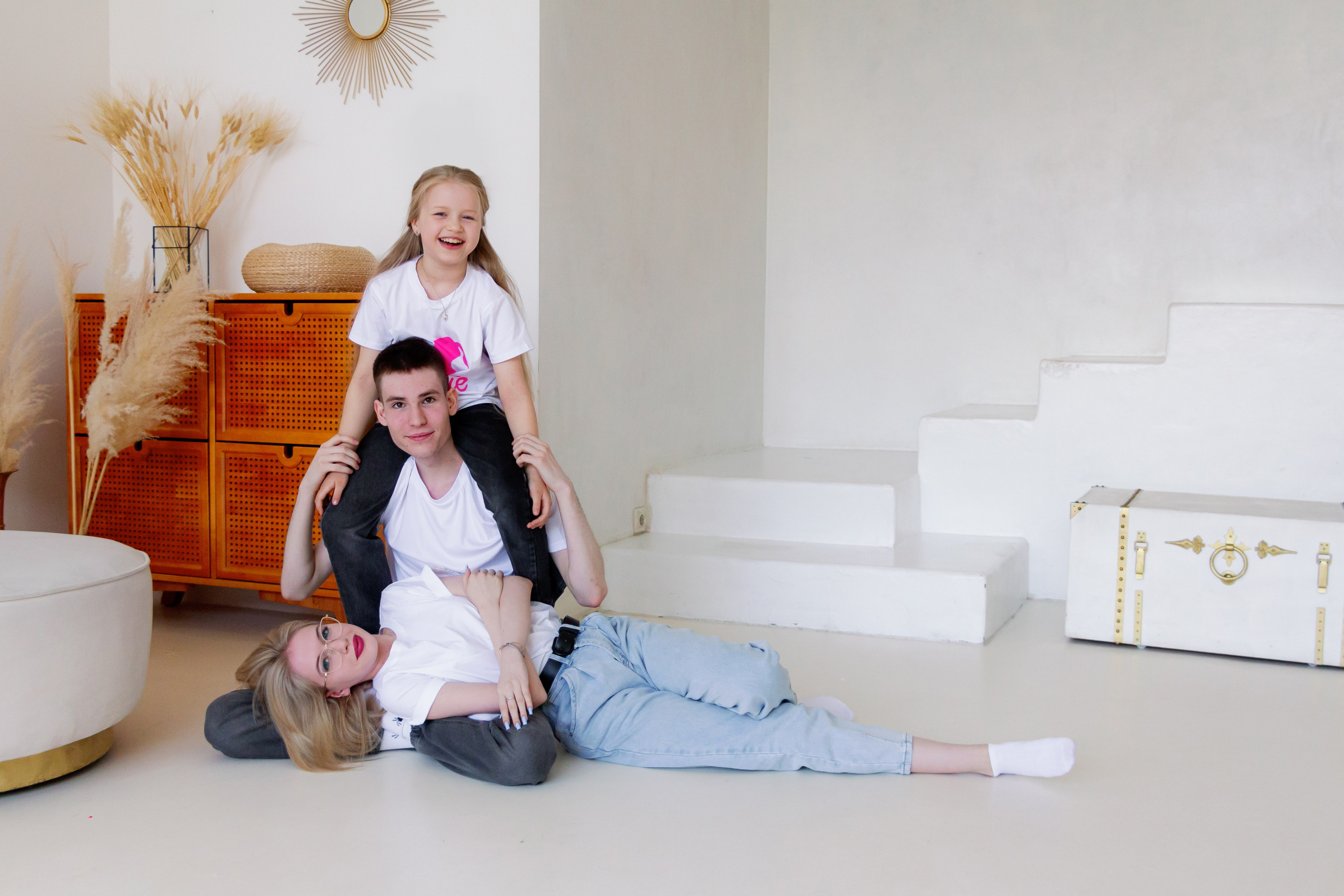 Две сестры. Две семьи. Одна любовь. Семейная фотосессия в студии, Екатеринбург. Фотограф в Екатеринбурге Пойгина Елена