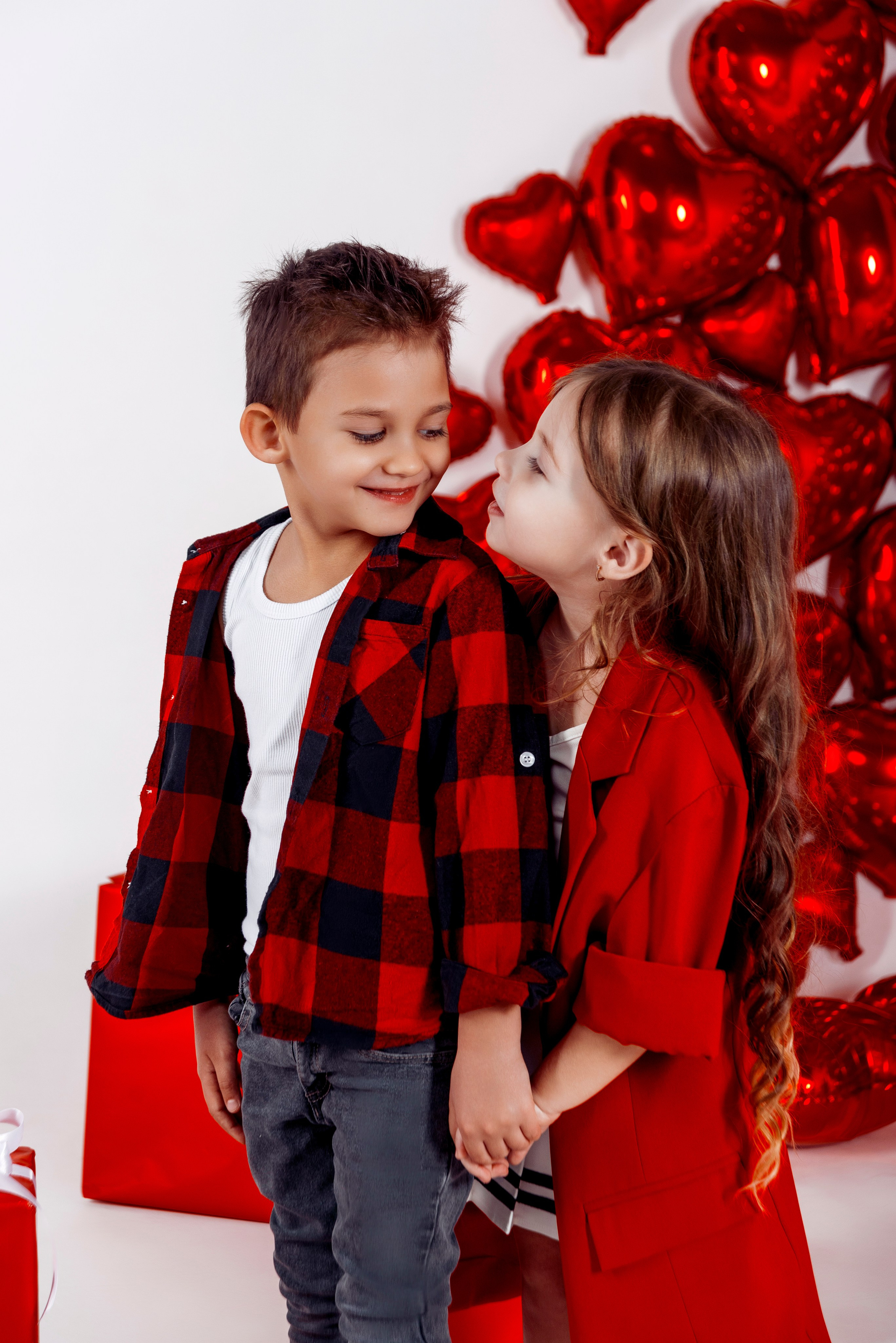 Детская фотосессия с красными сердцами в фотостудии Сочи. Детский студийный фотограф Сочи