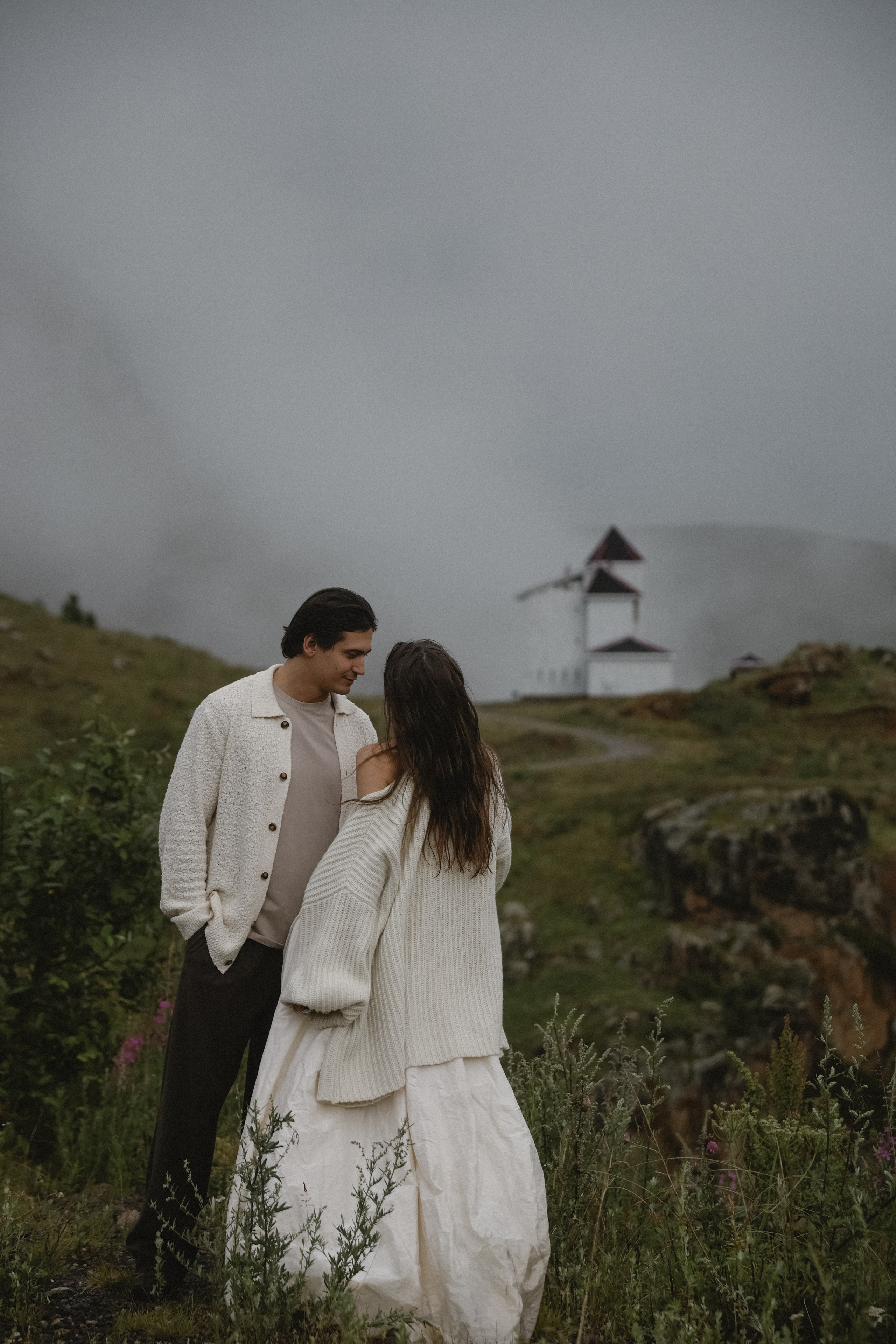 Утро невесты в глэмпинге свадебная фотосессия на Джилы-Су Приэльбрусье. Свадебный, репортажный и портретный фотограф Сочи, Краснодар. Александра Зайцева