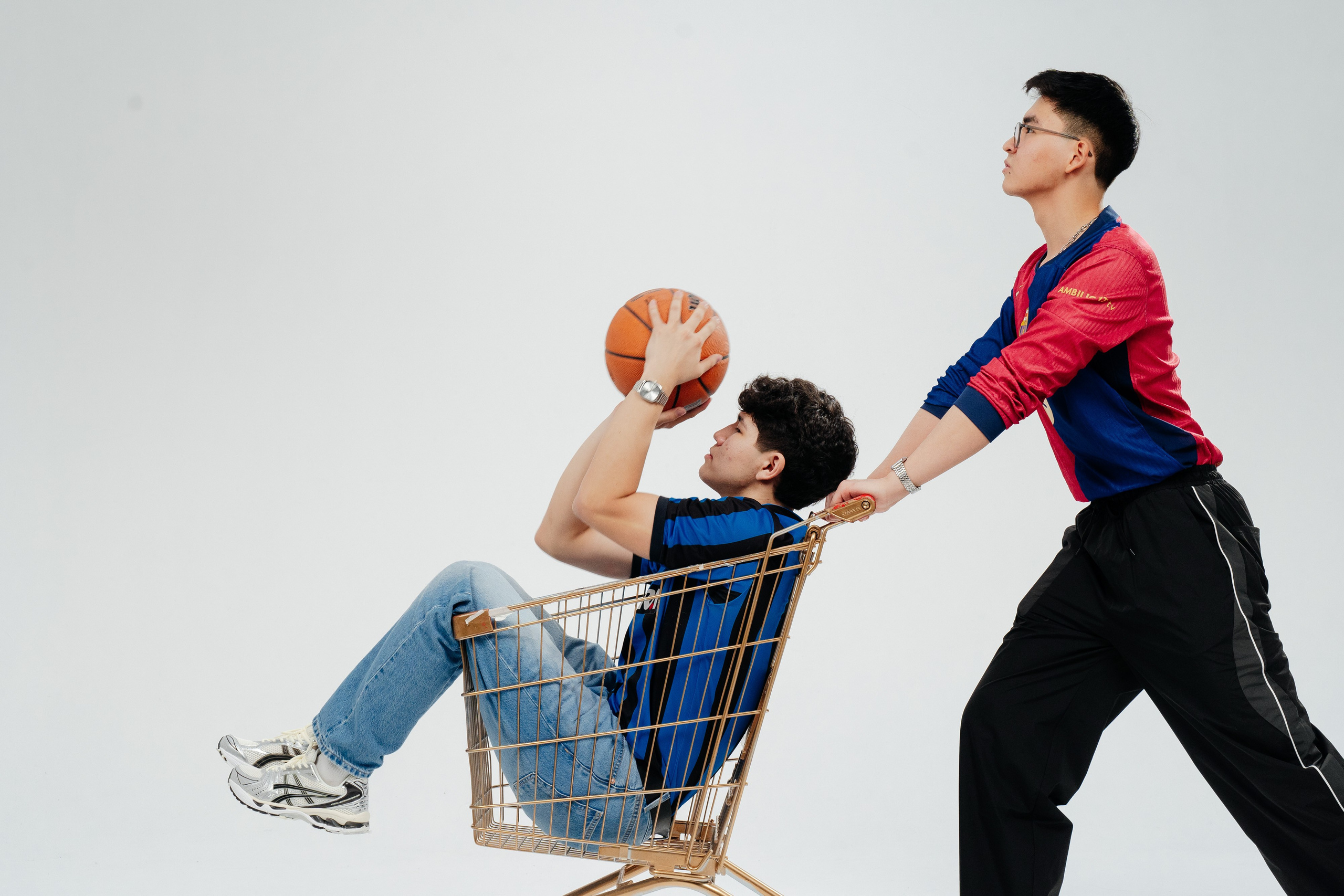 По двое. Выпускные альбомы в Нур-Султане (Астана) и по всему Казахстану