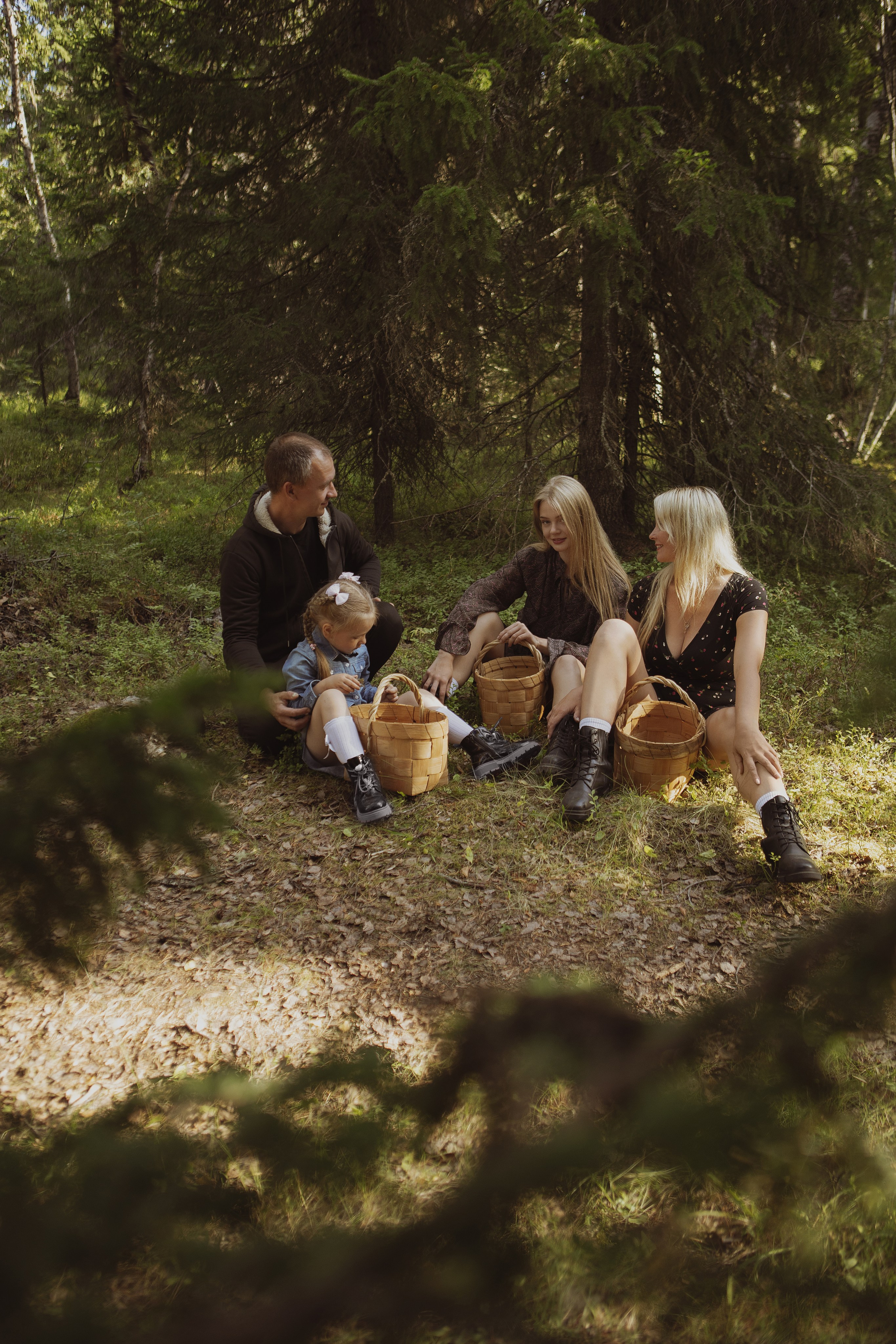 Семейная фотосессия в лесу. Фотограф в Москве Таша Логинова