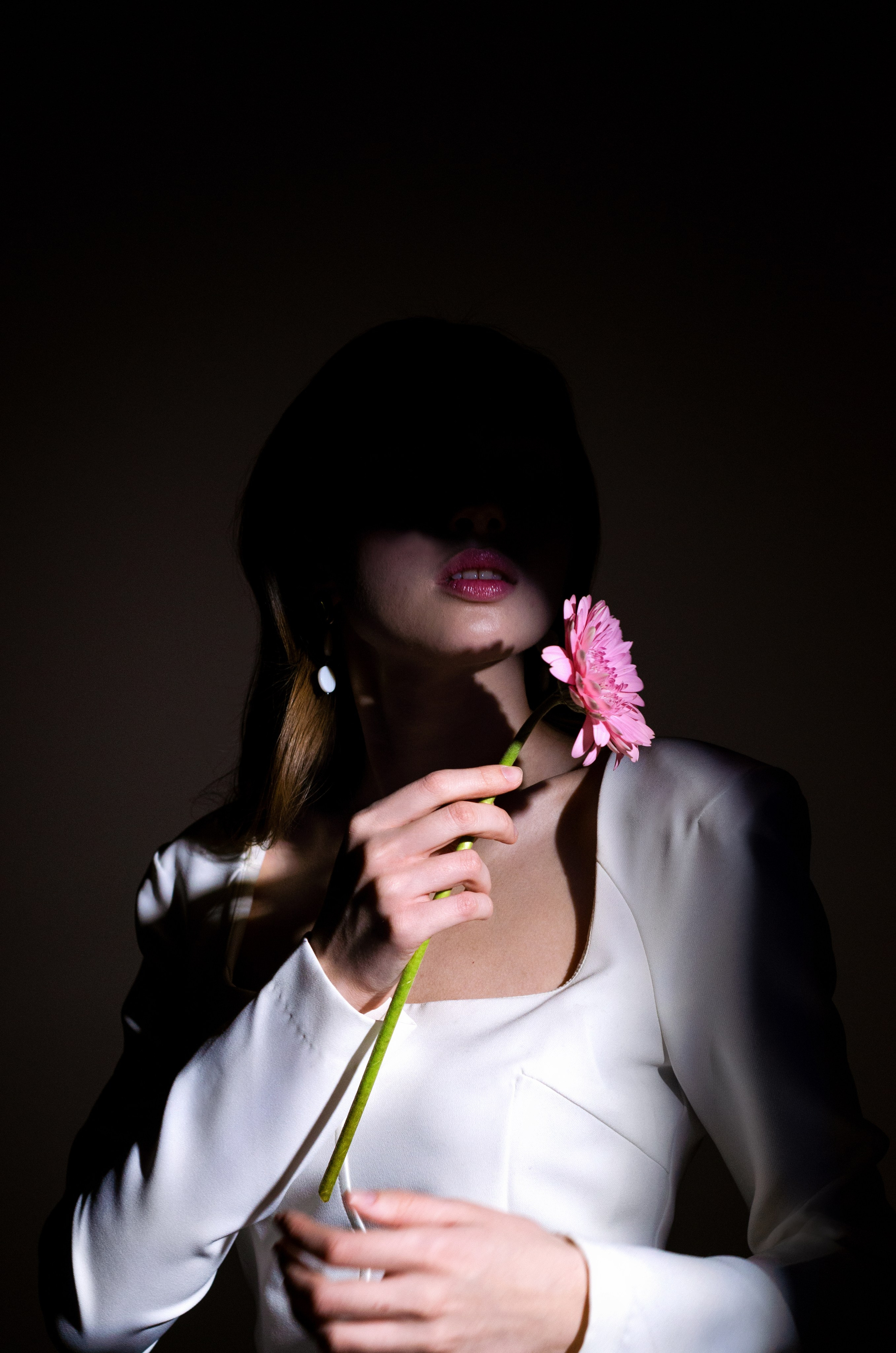 Девушка и цветок. Фотографы для фотосессий в Новосибирске