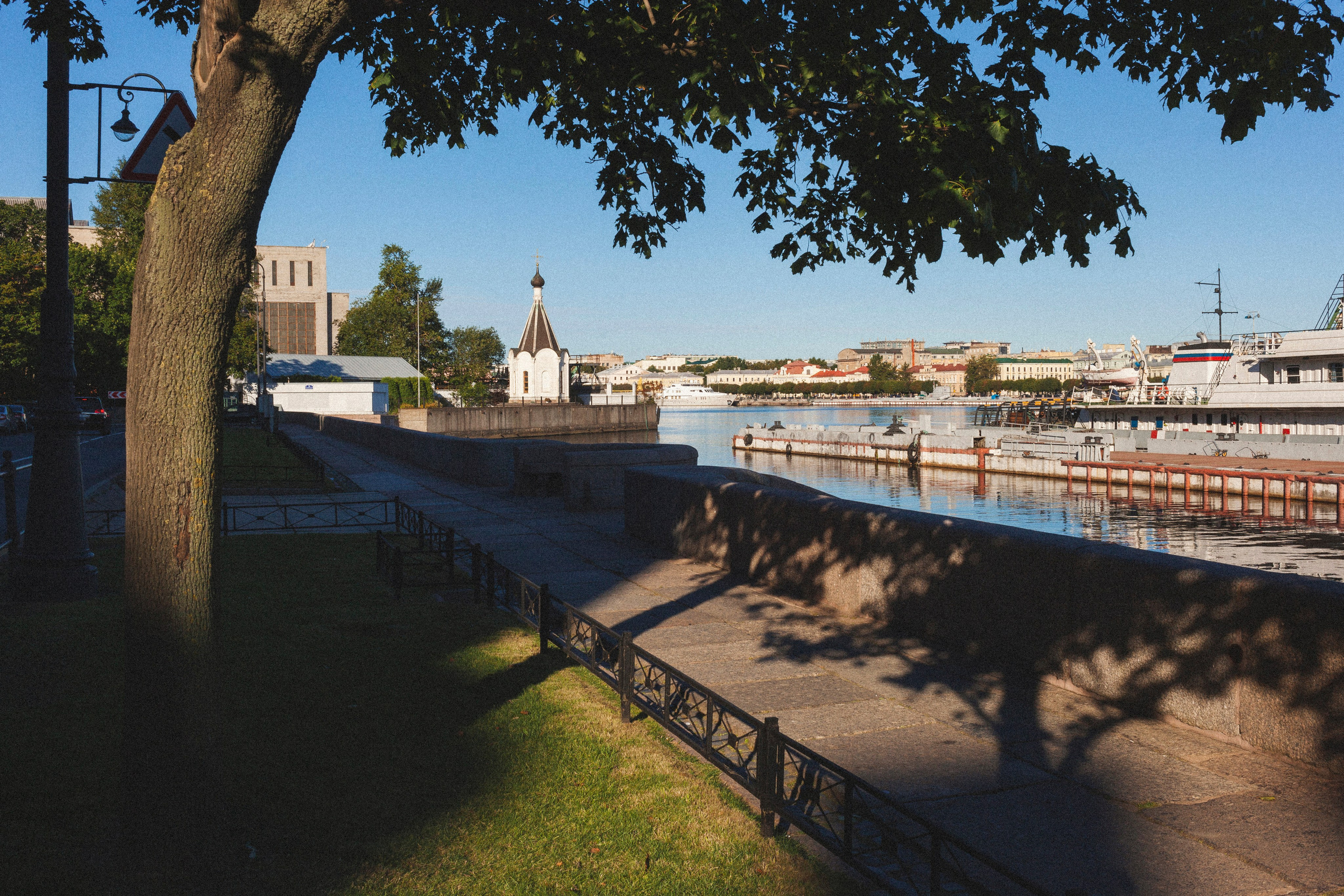 Фотовыставка в Санкт-Петербурге "А где ты гулешь с собачкой, если живешь в центре?"