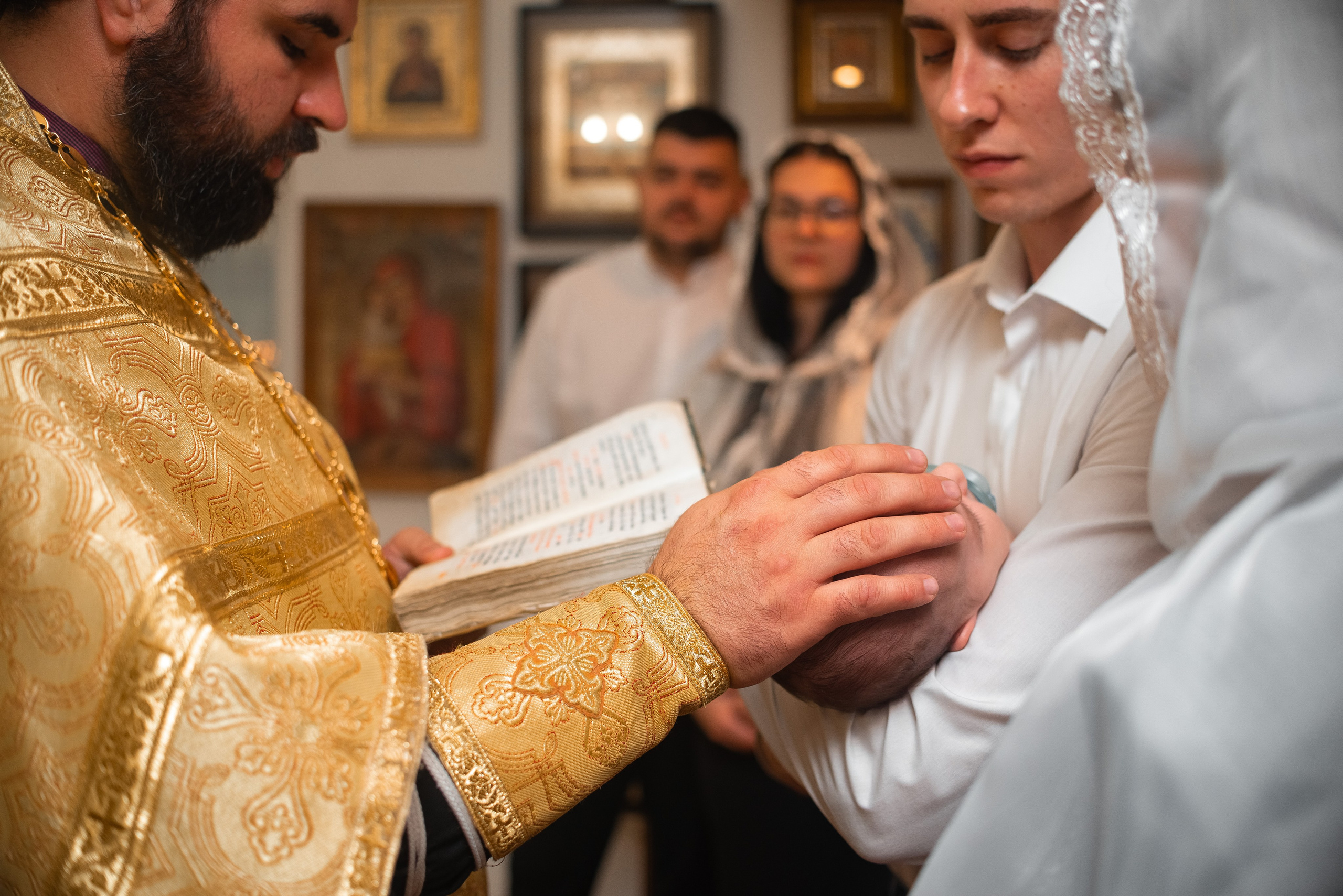 Крещение Даниила в храме Св.Иоанна Предтечи. Семейный фотограф на выписку из роддома и крещение Минск Настя Гришук