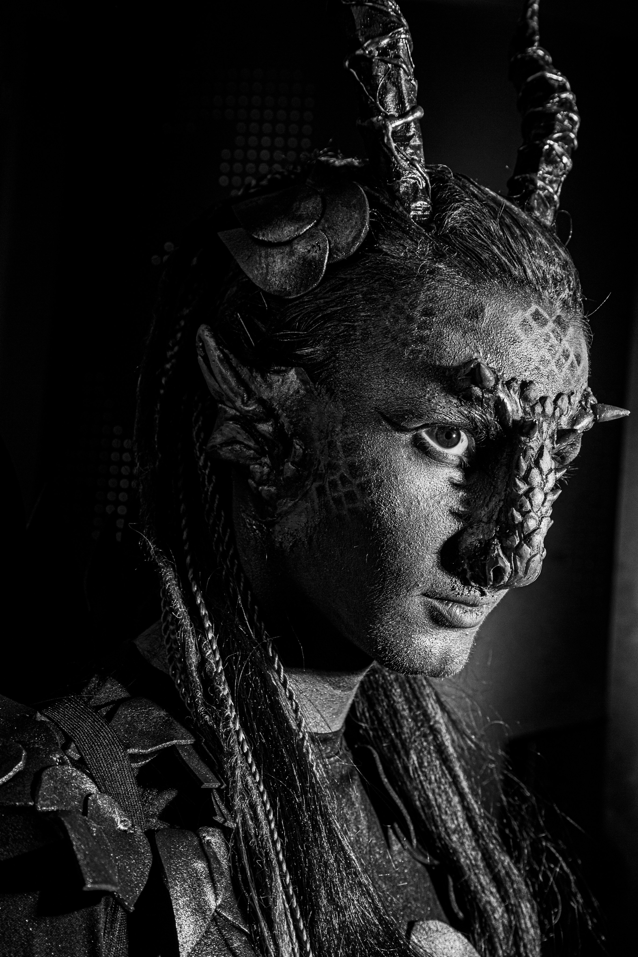 Алена. Дракон. Черно-белый фотограф Дмитрий Пчелкин