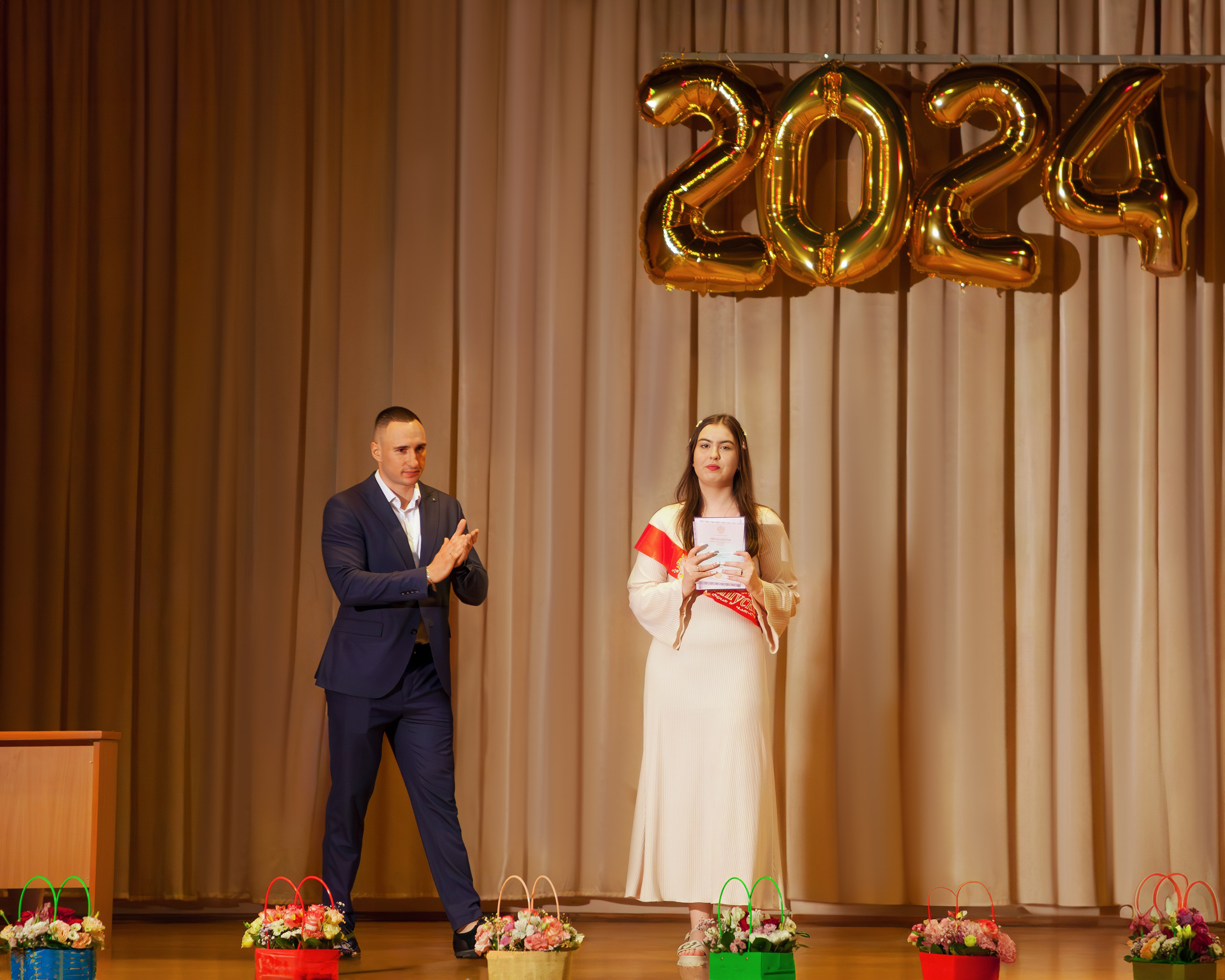 498 школа вручение дипломов, 2024. Выпускные альбомы и школьный фотограф в Подольске, Троицке, Щербинке, Москве и Московской области