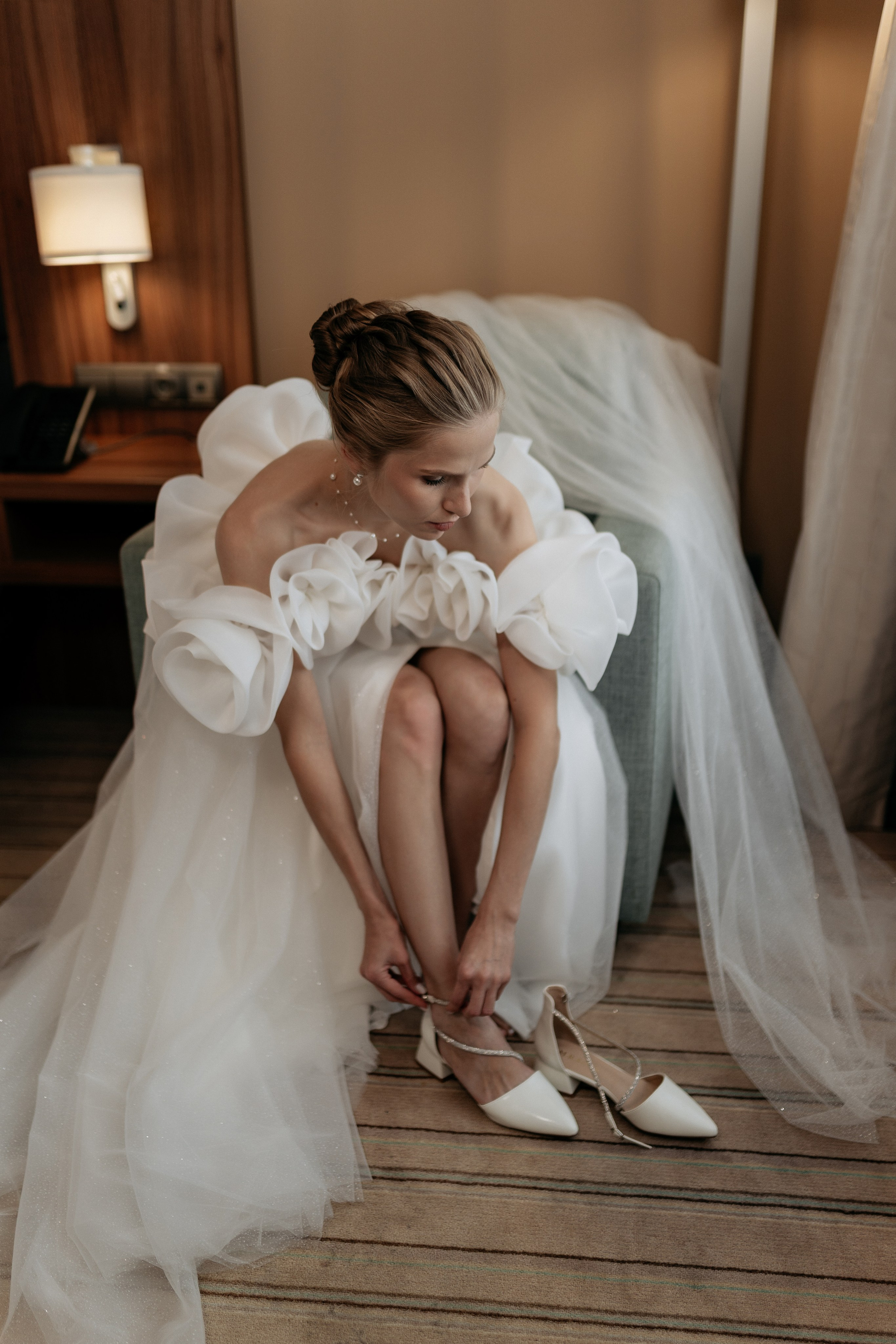 Фотограф Новороссийск - невеста обувает туфли.