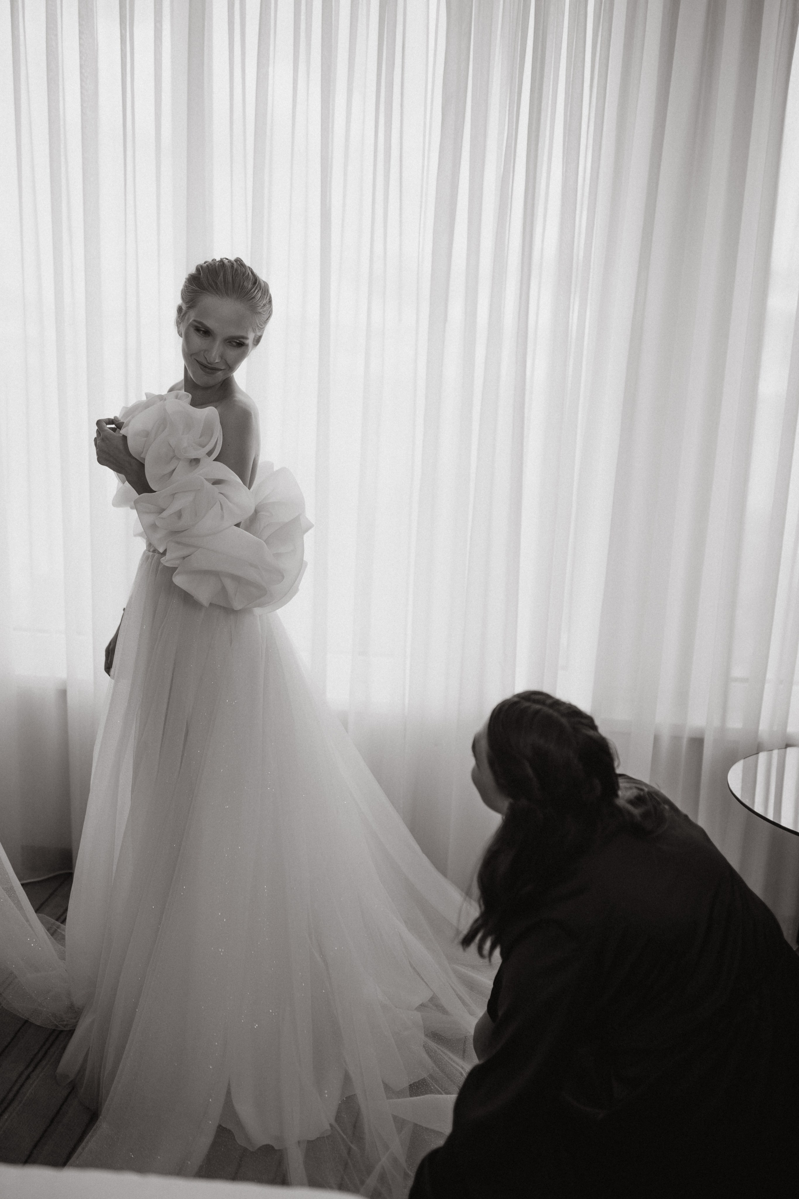 Профессиональный фотограф Новороссийск - невеста в полный рост в свадебном платье.